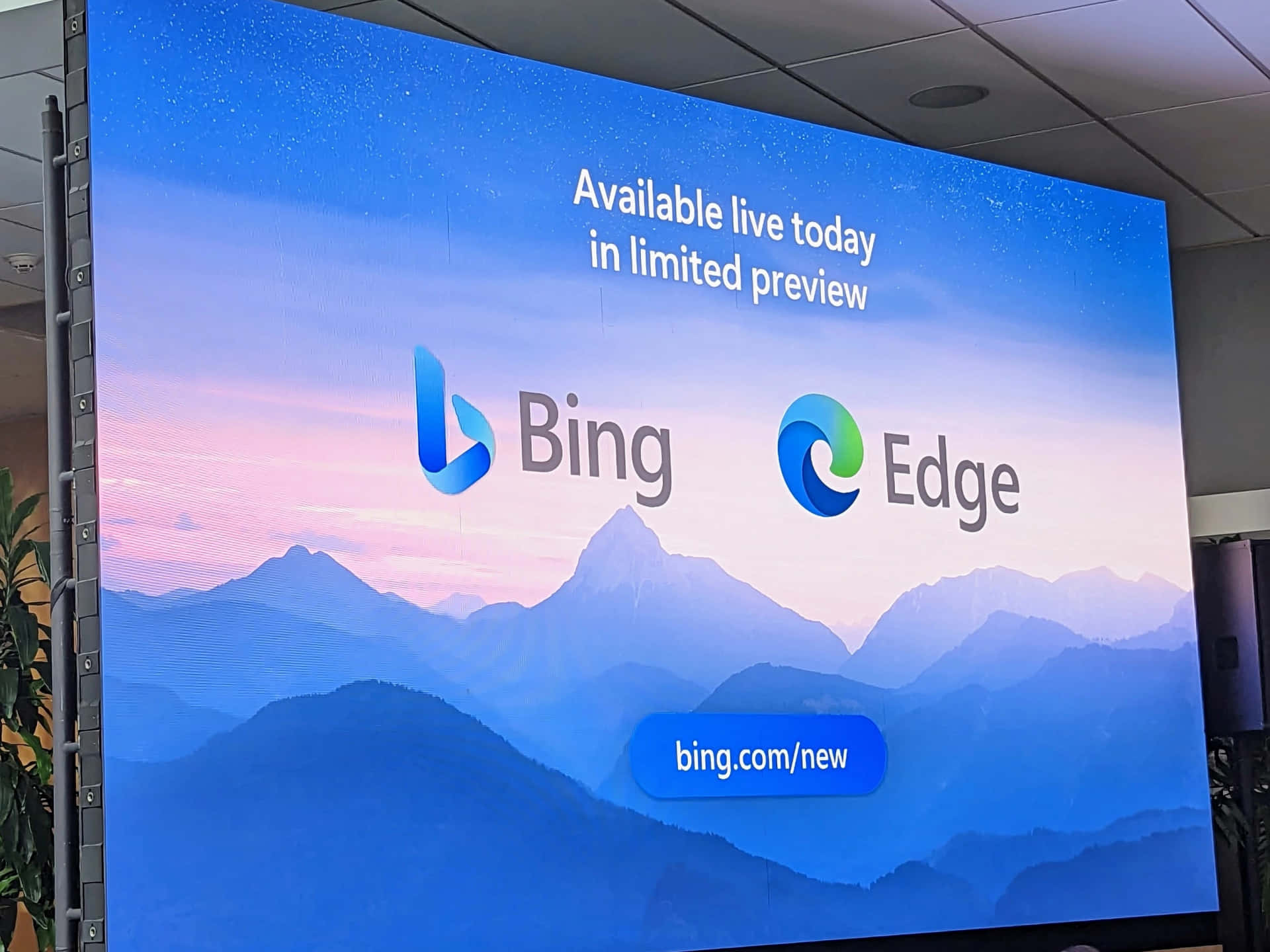 大屏幕顯示Bing和Edge標誌，背景係山景日落同預覽宣布。