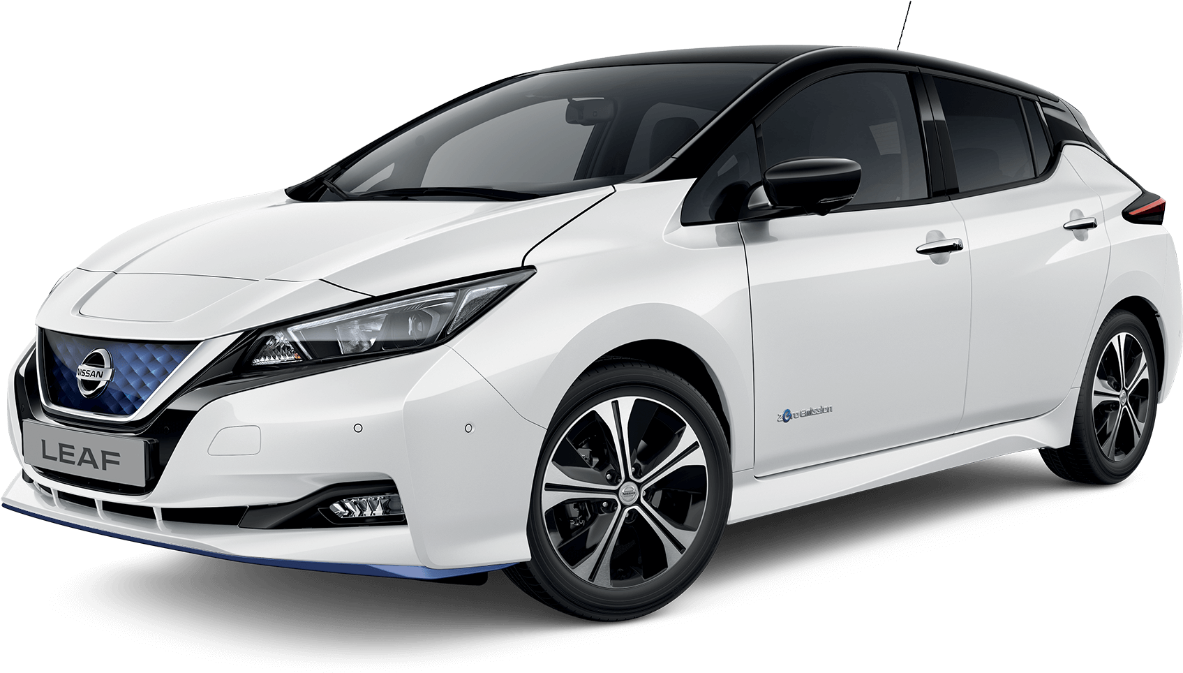 白色日產Leaf電動車側面視圖 壁紙 — 一輛時尚的白色日產Leaf電動車在黑色背景下的攝影棚燈光中展示。