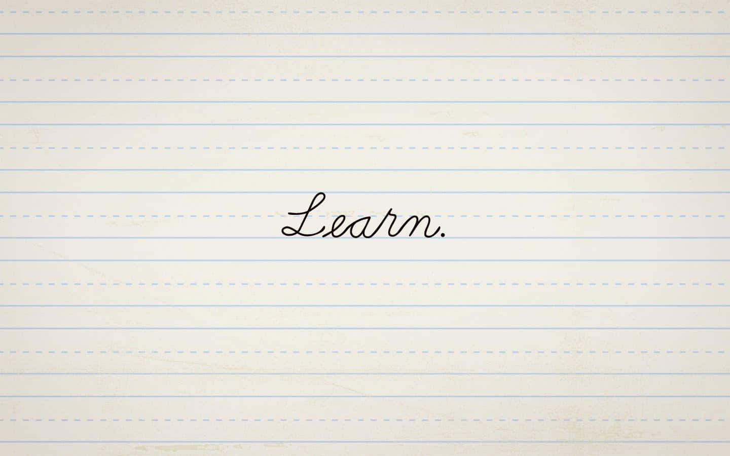 學習 桌布 壁紙 — 「Learn.」呢個詞用優雅嘅草書寫喺復古間線筆記簿紙上，帶有細微紋理同褪色嘅藍色線條。