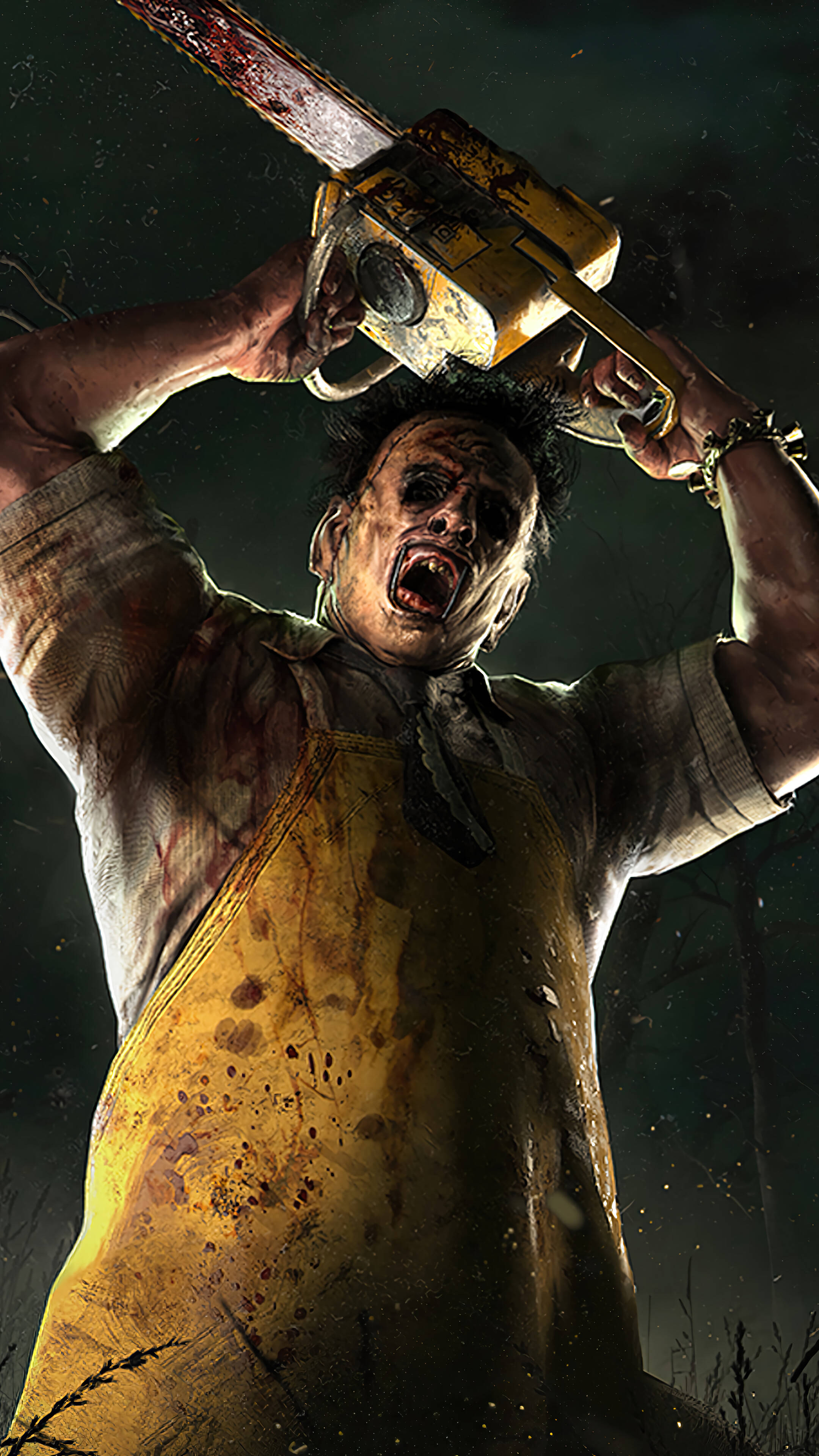 恐怖反派Leatherface 壁紙 — 一個血淋淋的電鋸殺人犯穿著黃色圍裙，在夜晚的黑暗森林中舉起武器。