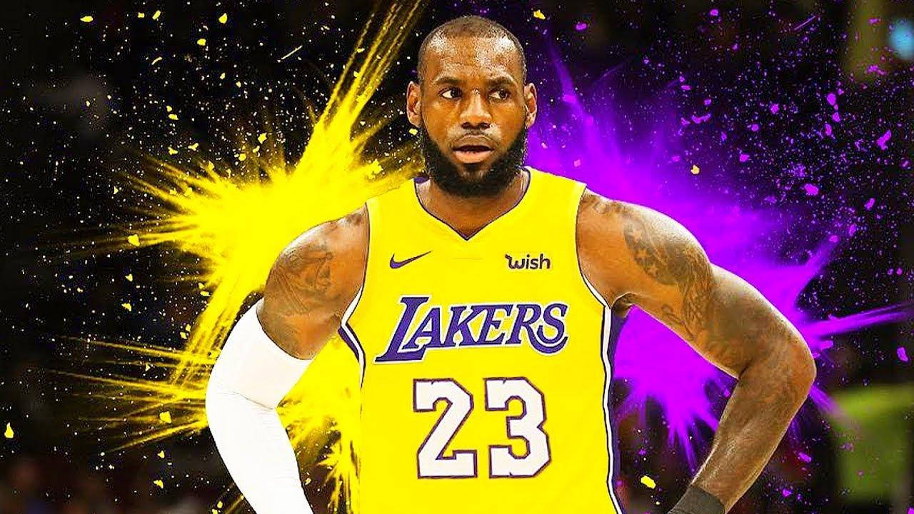 勒布朗·詹姆斯 紫金湖人隊 壁紙 — LeBron James 身穿湖人隊球衣，在充滿活力的黃色和紫色爆炸性背景下強勢站立。