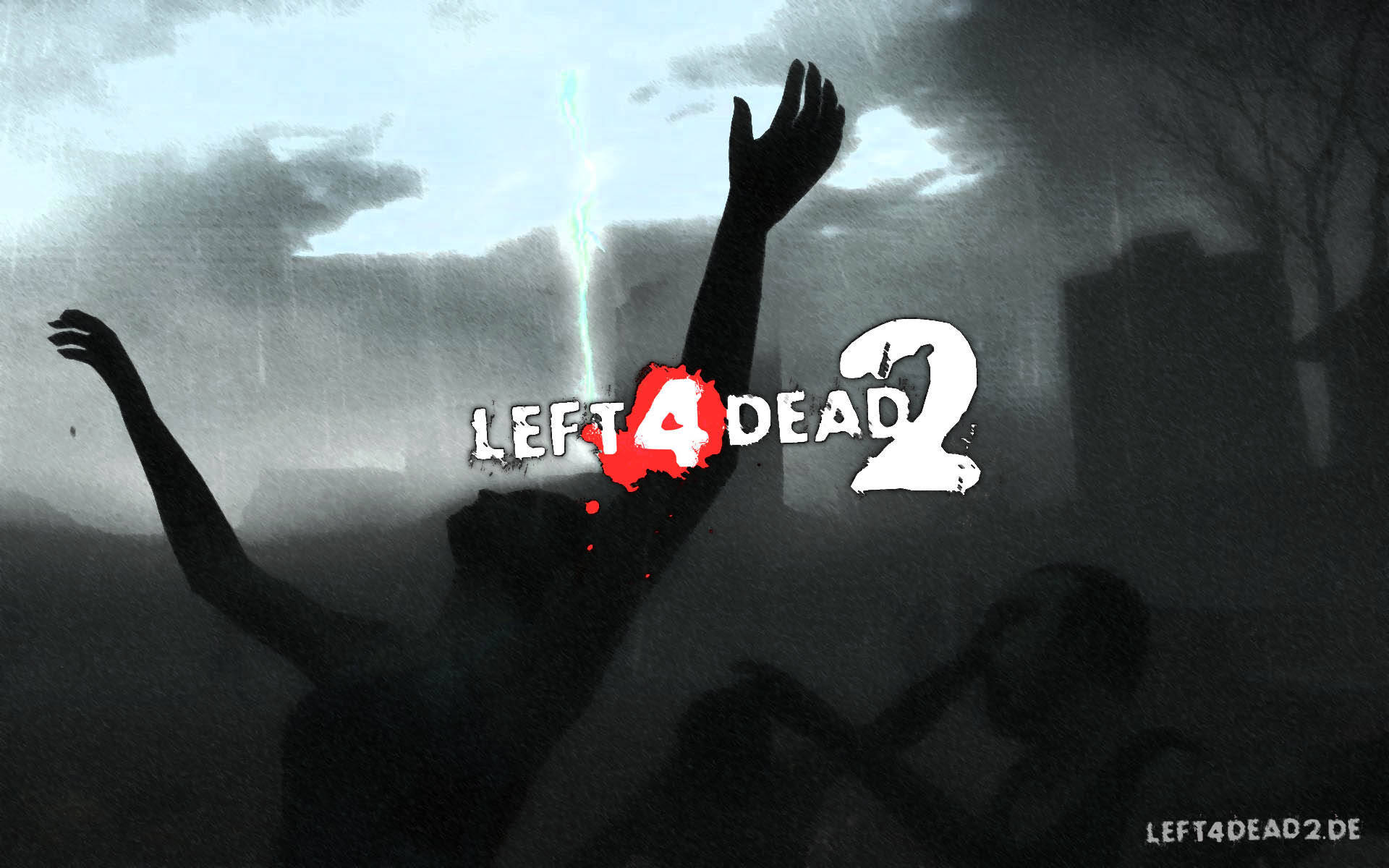 在黑暗迷霧場景中，喪屍剪影伸手，Left 4 Dead 2 標誌出現。