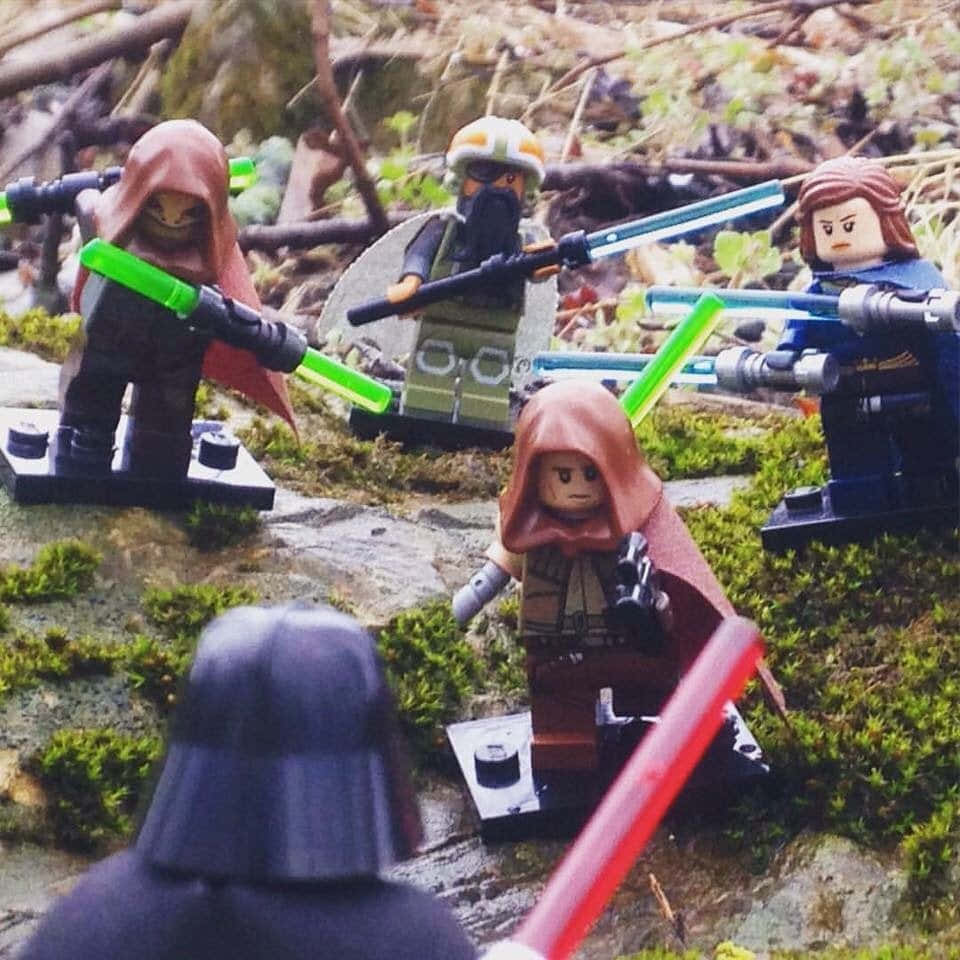 The Great Jedi Purge 桌布 壁紙 — LEGO Star Wars 人仔喺長滿苔蘚嘅森林空地，用發光光劍對戰。