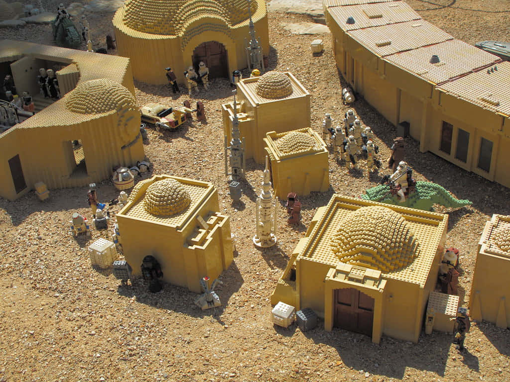 Mos Eisley 桌布 壁紙 — LEGO Star Wars 莫斯艾斯利小酒館場景的鳥瞰圖，包含微小人物和沙漠地形。