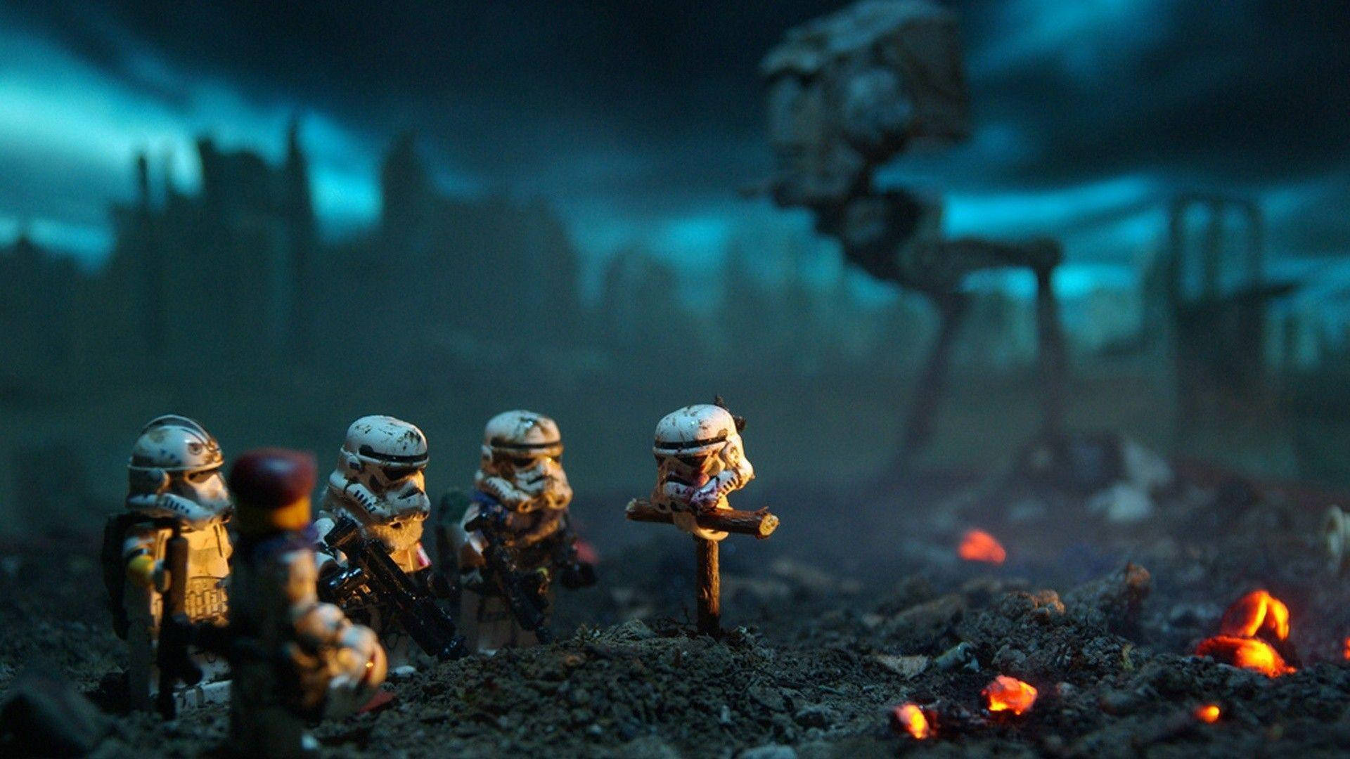 LEGO星際戰士酷炫高清 壁紙 — 微型風暴兵在荒涼的戰場上莊嚴地站立，在暴風雨的藍天下，伴隨著發光的餘燼和遠處的AT-AT步行機。