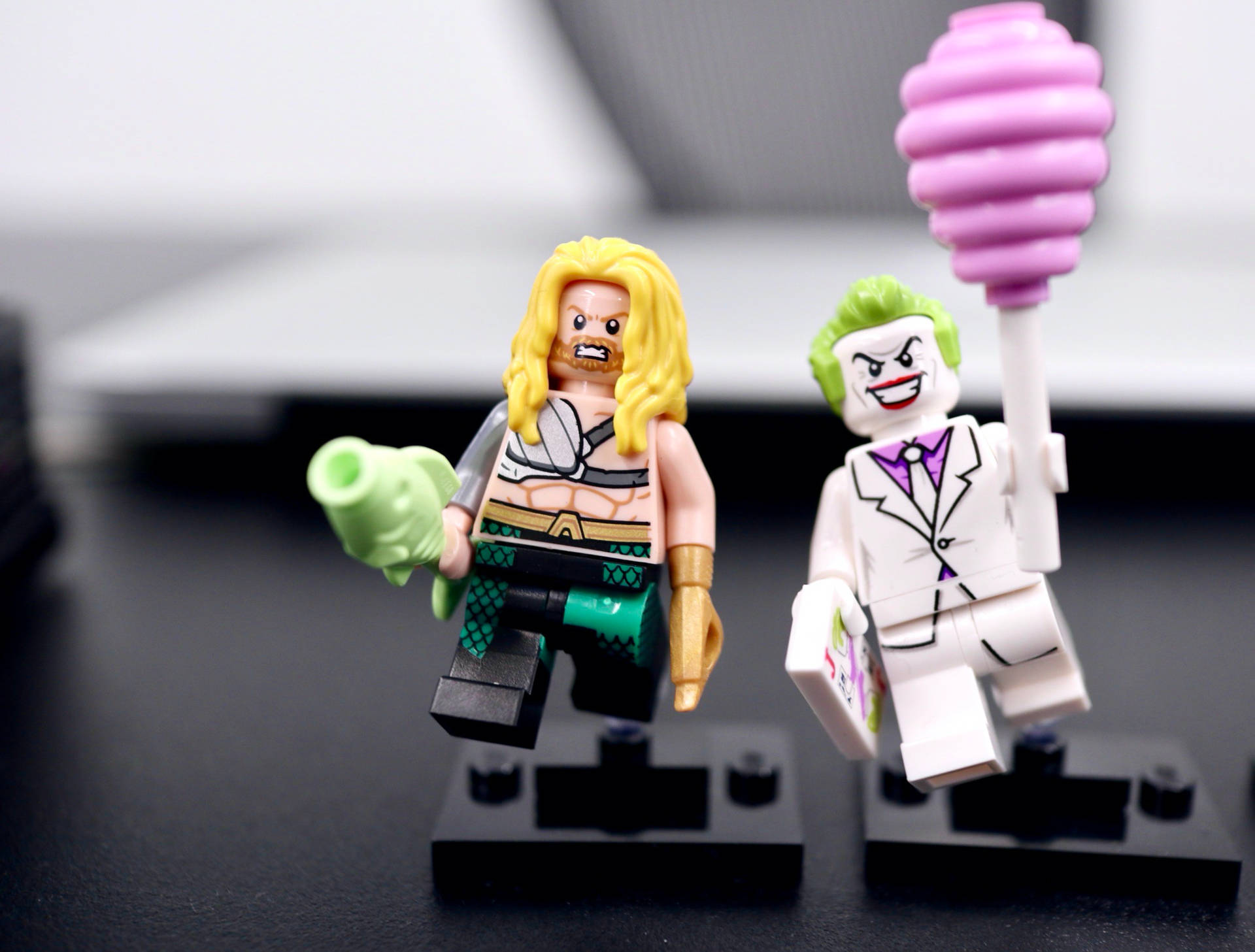 LEGO水行俠和小丑迷你人偶在桌上手持道具。