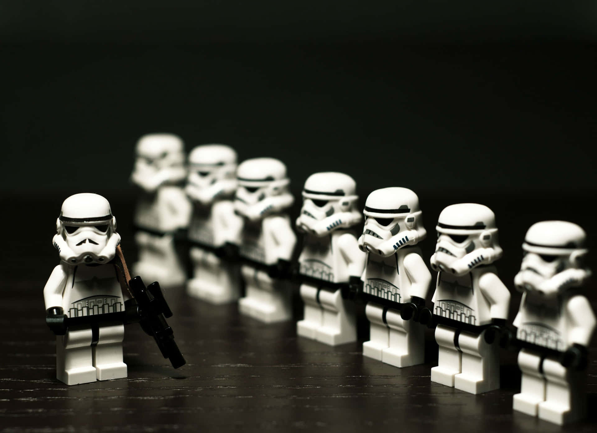 LEGO風暴兵在黑暗表面上排成一線，景深較淺。