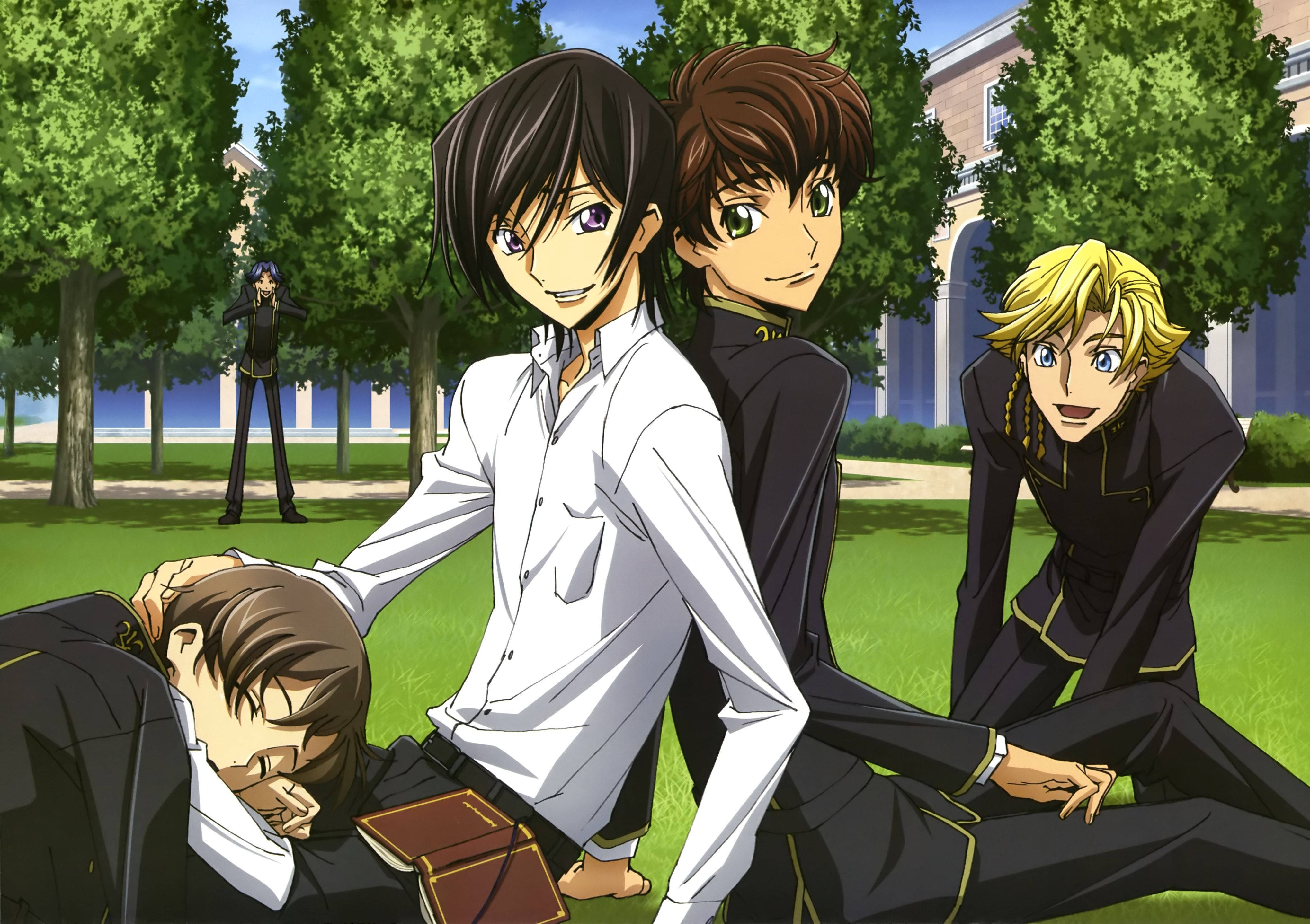 Lelouch Lamperouge 與男孩們的休閒時光 壁紙 — 四個穿著校服的動畫男孩在草地上放鬆，其中一個在睡覺，其他人在枝葉茂密的樹下開心地擺姿勢。