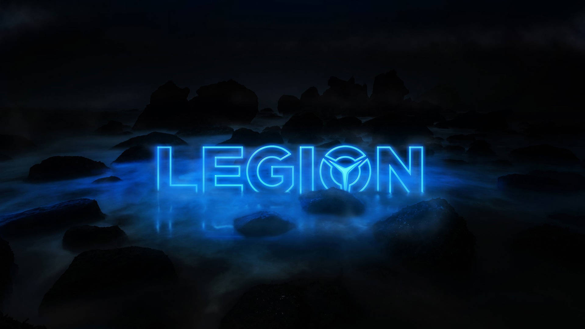 夜間在黑暗岩石和水面上發光的霓虹藍色LEGION標誌。