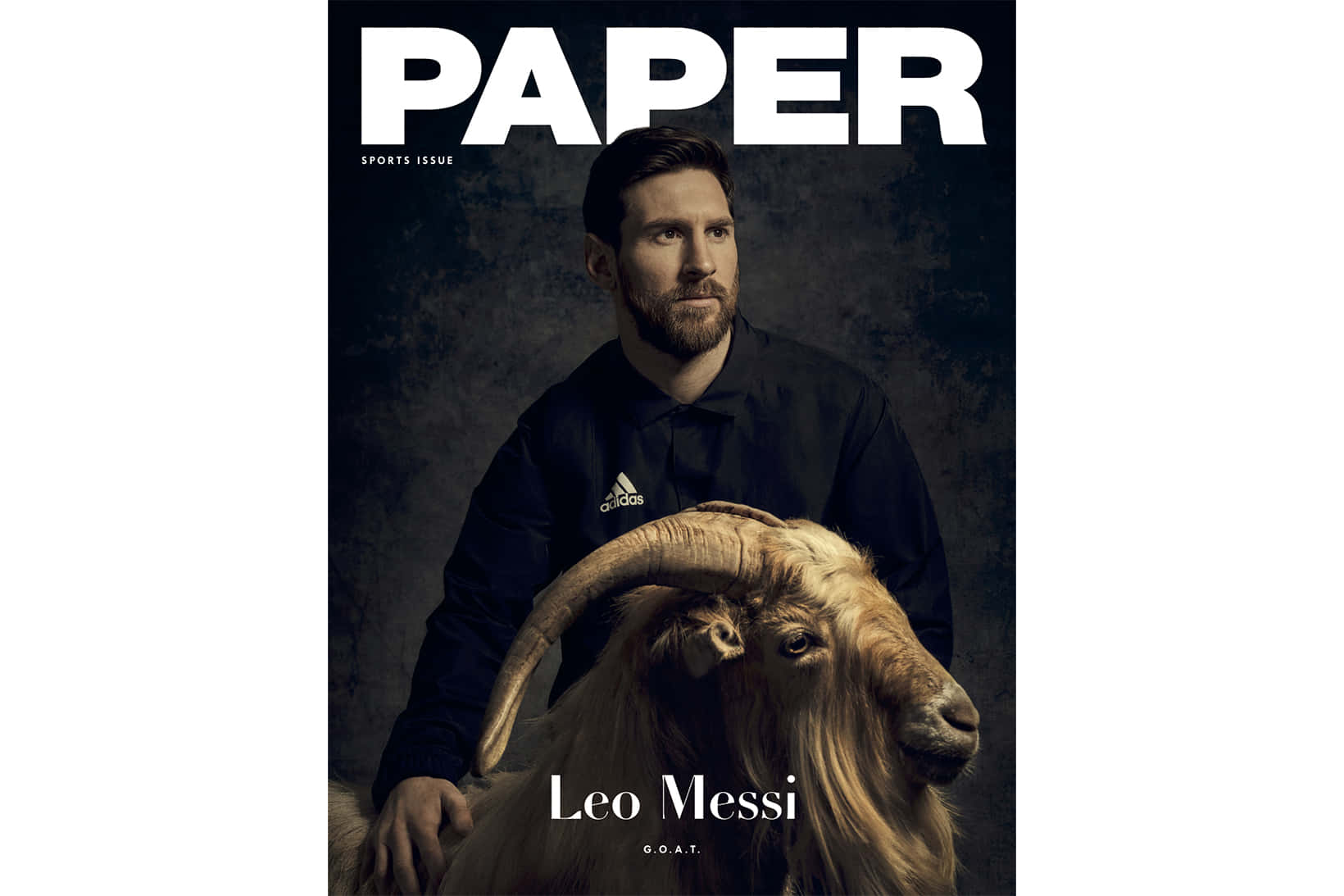 Messi Goat 桌布 壁紙 — 里奧·美斯在Paper Magazine體育版的暗色工作室肖像中莊嚴地站在一隻山羊旁邊，下方有「G.O.A.T.」文字。
