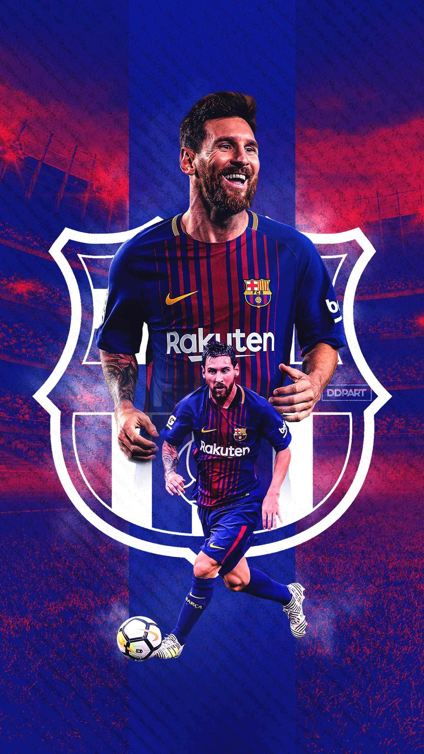 Messi 2022 桌布 壁紙 — 利昂內爾·美斯自豪地微笑，身穿FC巴塞隆拿球衣，以動感姿勢和球隊徽章為背景。