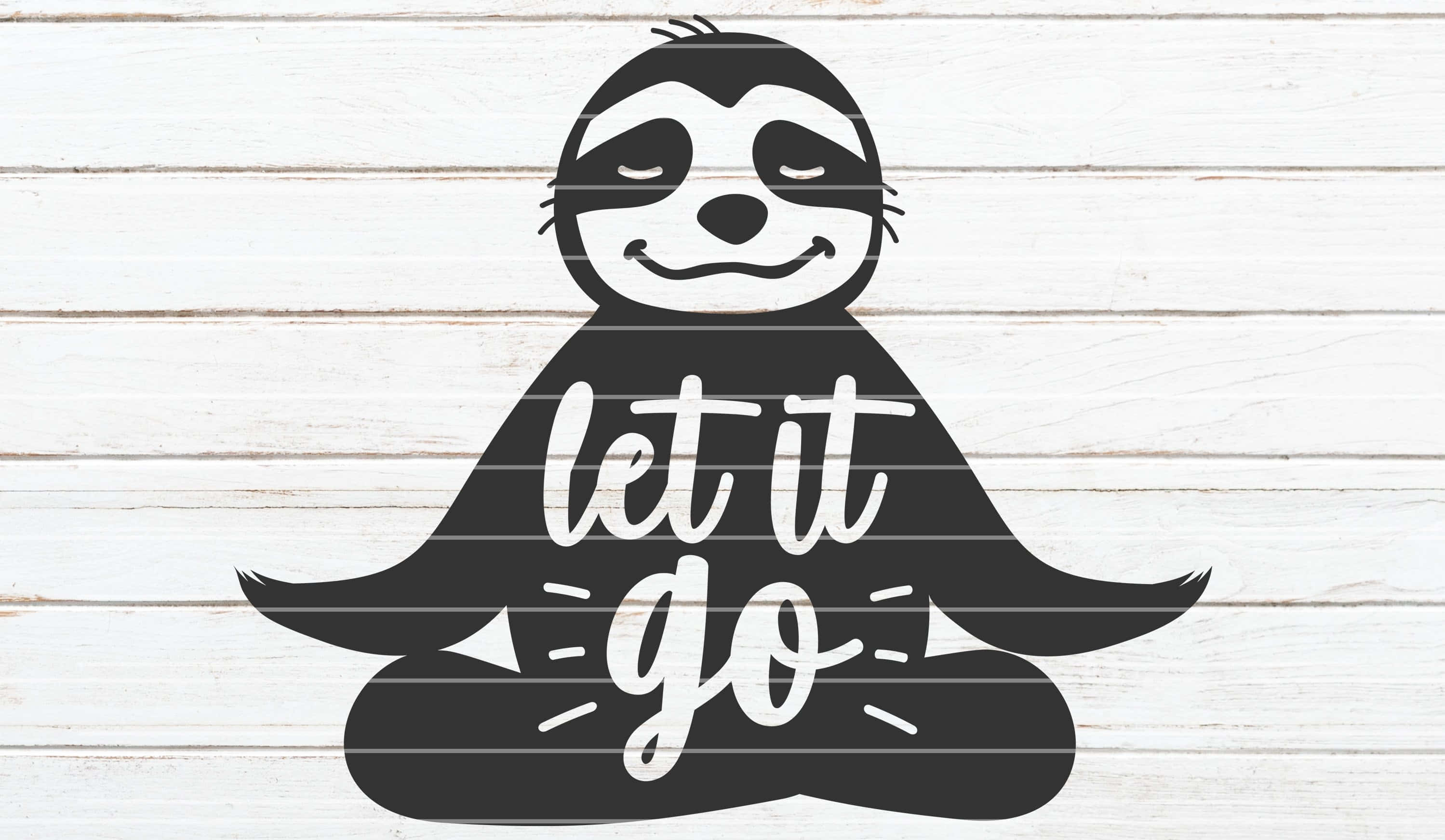 Let It Go 懶懶樹懶 壁紙 — 一個微笑樹懶的黑色剪影，以冥想姿勢，身上寫著「let it go」字樣，背景為白色木板。