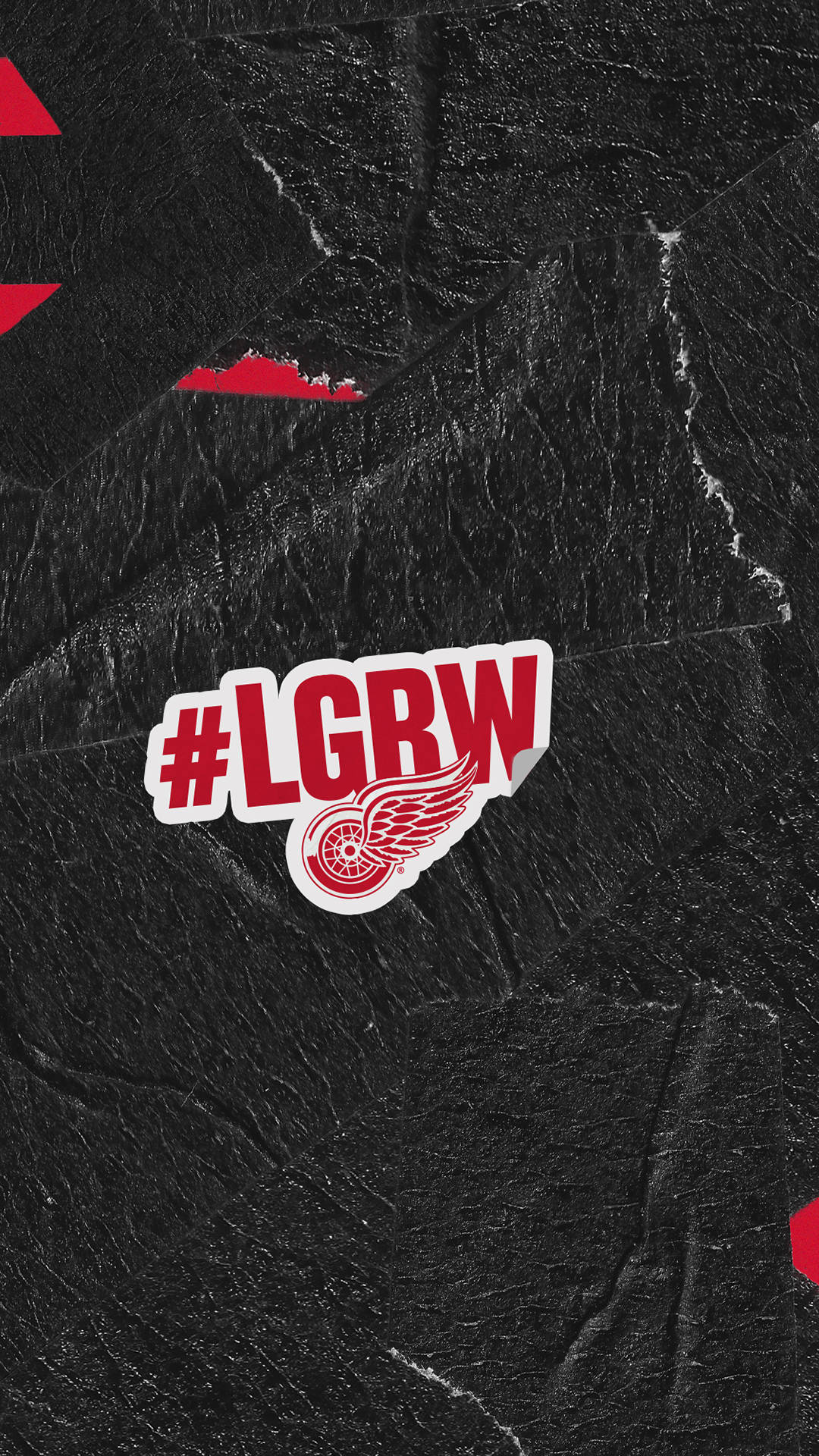 Let's Go 底特律紅翼隊藝術 壁紙 — 一個大膽的紅白#LGRW標誌貼紙，從帶有紅色幾何裝飾的紋理黑色大理石背景上稍微剝落。