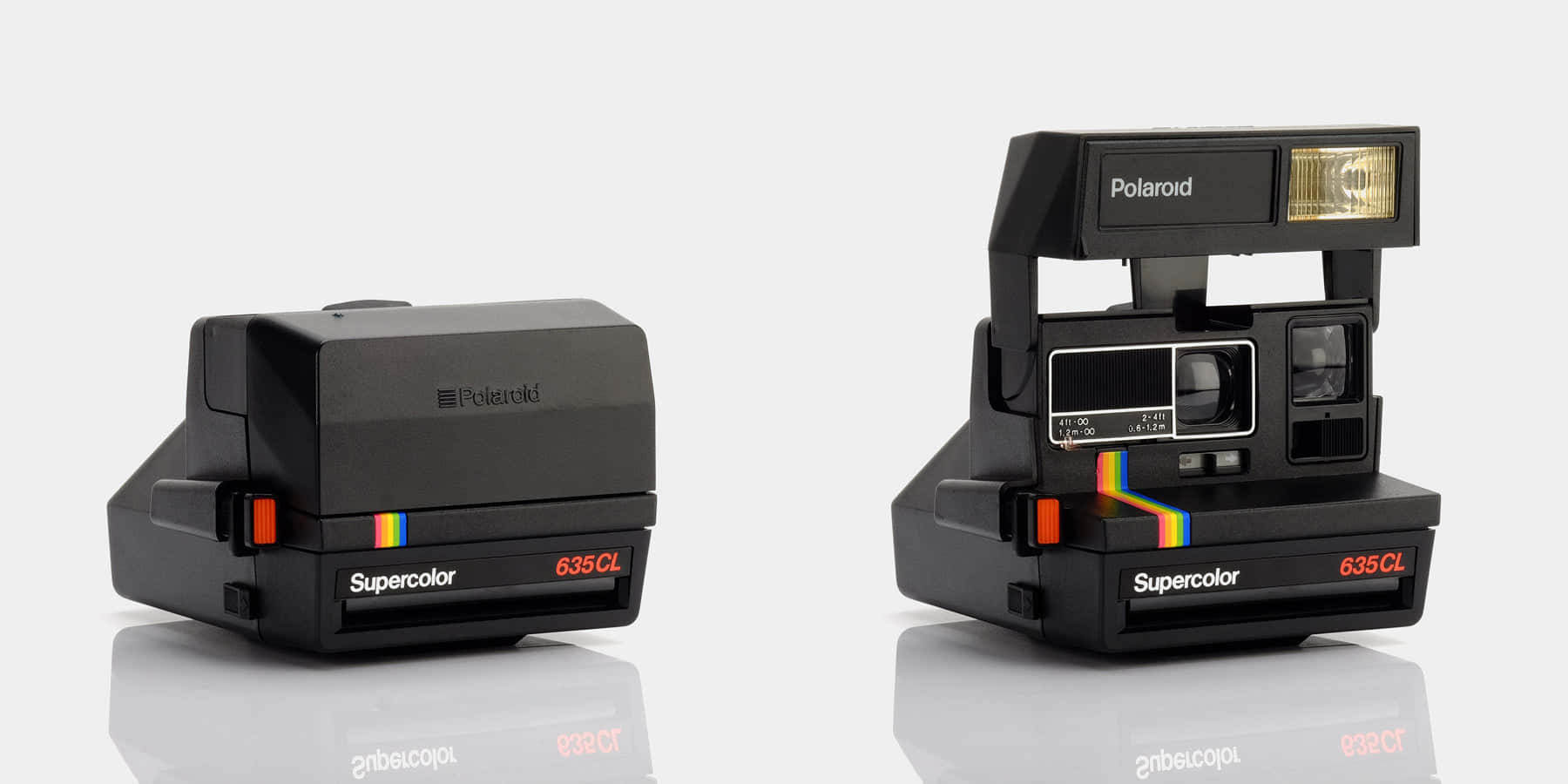  壁紙 — 兩部黑色Polaroid SuperColor 635CL即影即有相機並排展示在反光的白色表面上。