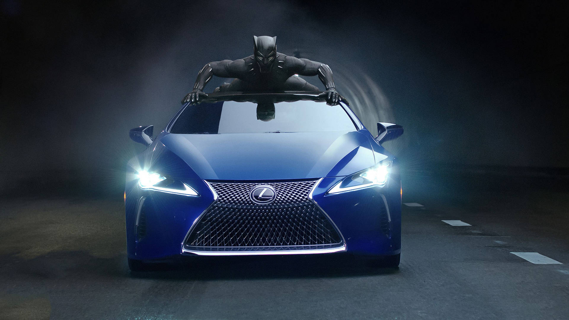 黑豹棲息在藍色Lexus上，車頭燈亮著，身處黑暗隧道。