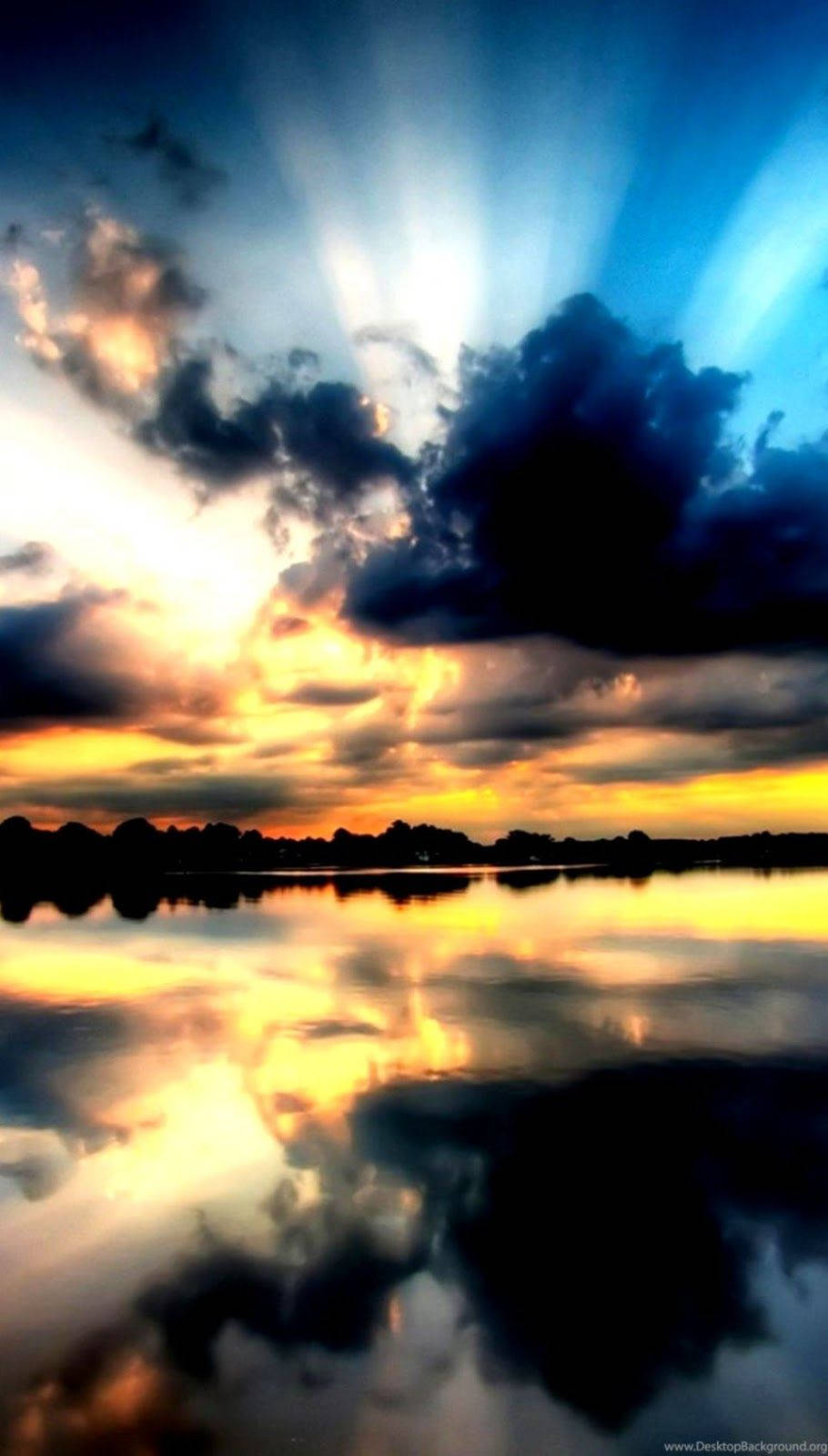 LG手機暗雲 壁紙 — 戲劇性的夕陽光線穿透黑暗的雲層，映照在平靜的湖面上，反射出火熱的橙色和深藍色的天空。