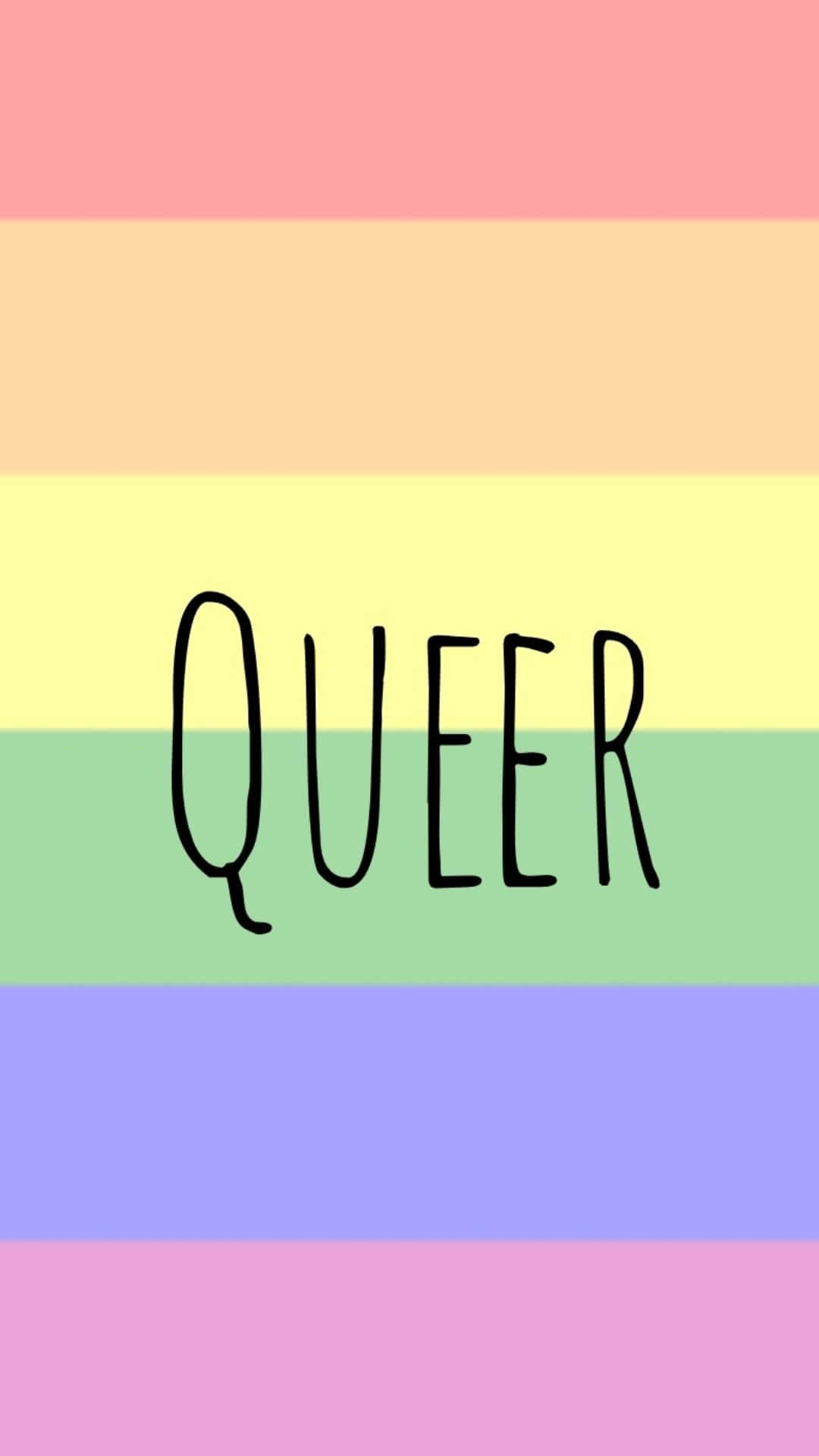 為LGBT+社群慶祝彩虹般的多元與愛 壁紙 — 粗體黑色手寫字體「queer」居中顯示在帶有水平條紋的粉彩彩虹旗上。