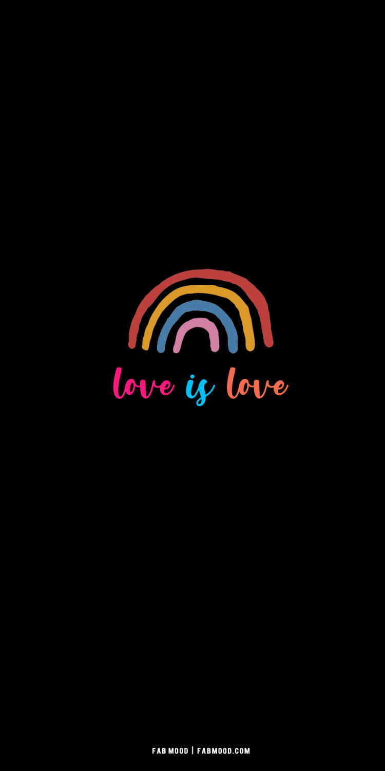 時尚LGBT彩虹極簡黑底 壁紙 — 一條色彩繽紛的手繪彩虹拱起在 playful 草書字體 love is love 之上，背景為純黑色。