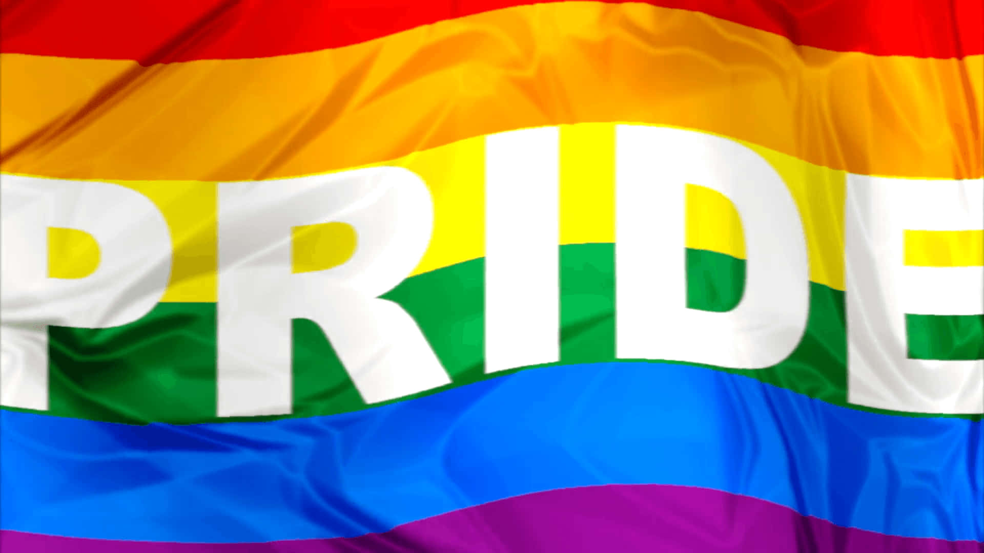 LGBT 旗幟與「PRIDE」字樣 壁紙 — 一面充滿活力的彩虹驕傲旗幟動態飄揚，粗體白色字母在其彩色條紋上拼寫出 PRIDE。