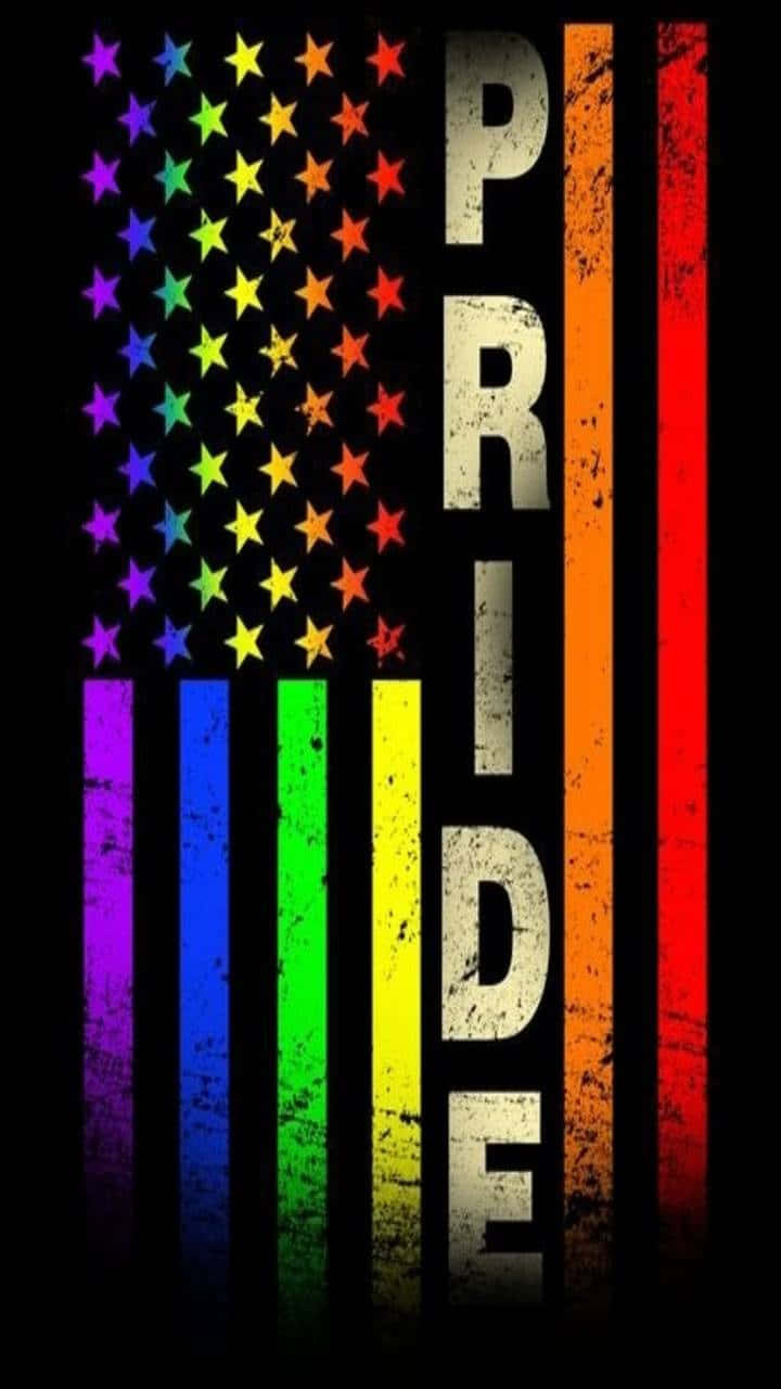 帶有美國國旗星星和條紋的彩虹旗，以及粗體字「PRIDE」。