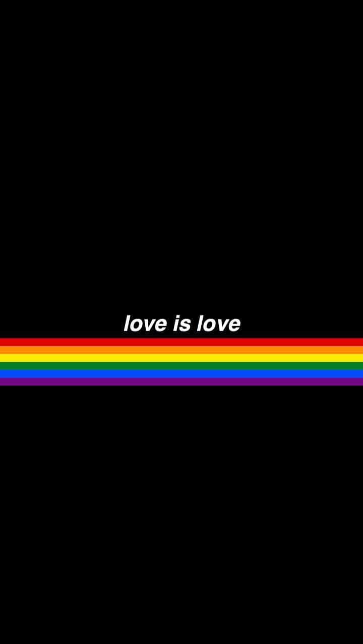 黑色背景上有一條彩虹條紋和文字 love is love。