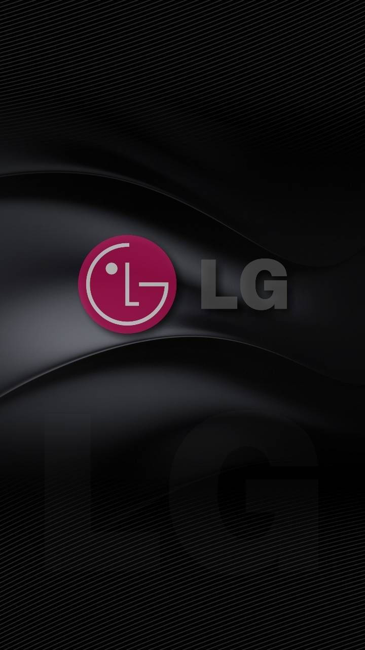LG手機紅色標誌 壁紙 — 一款時尚的黑色牆紙，中央有一個洋紅色的LG標誌，位於帶有微妙對角線的弧形光澤表面上。