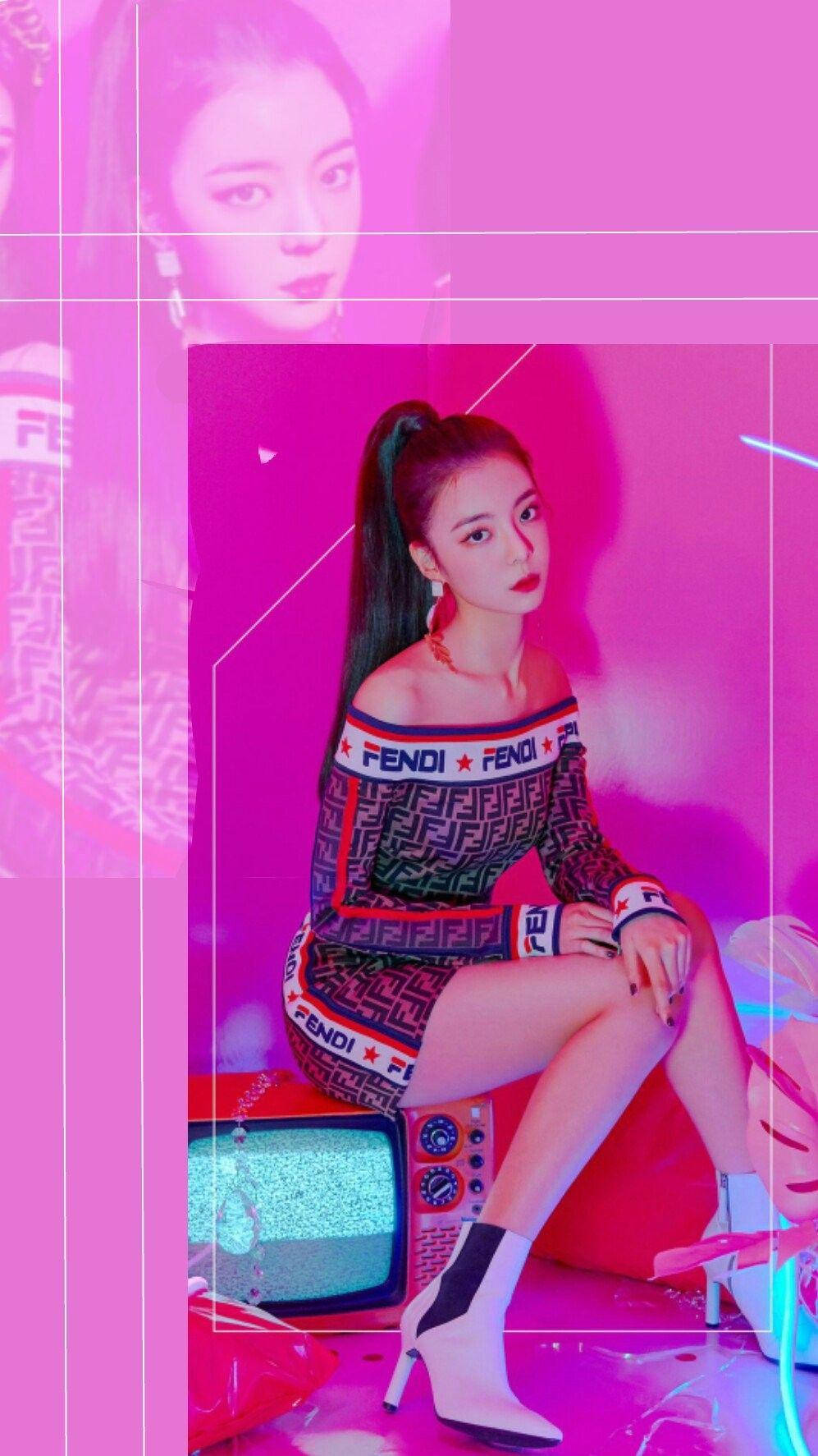 Lia 粉紅照片疊影壁紙 壁紙 — 一位穿著FENDI圖案服裝的女性自信地坐在復古電視機上，背景是充滿活力的粉紅色霓虹燈光。