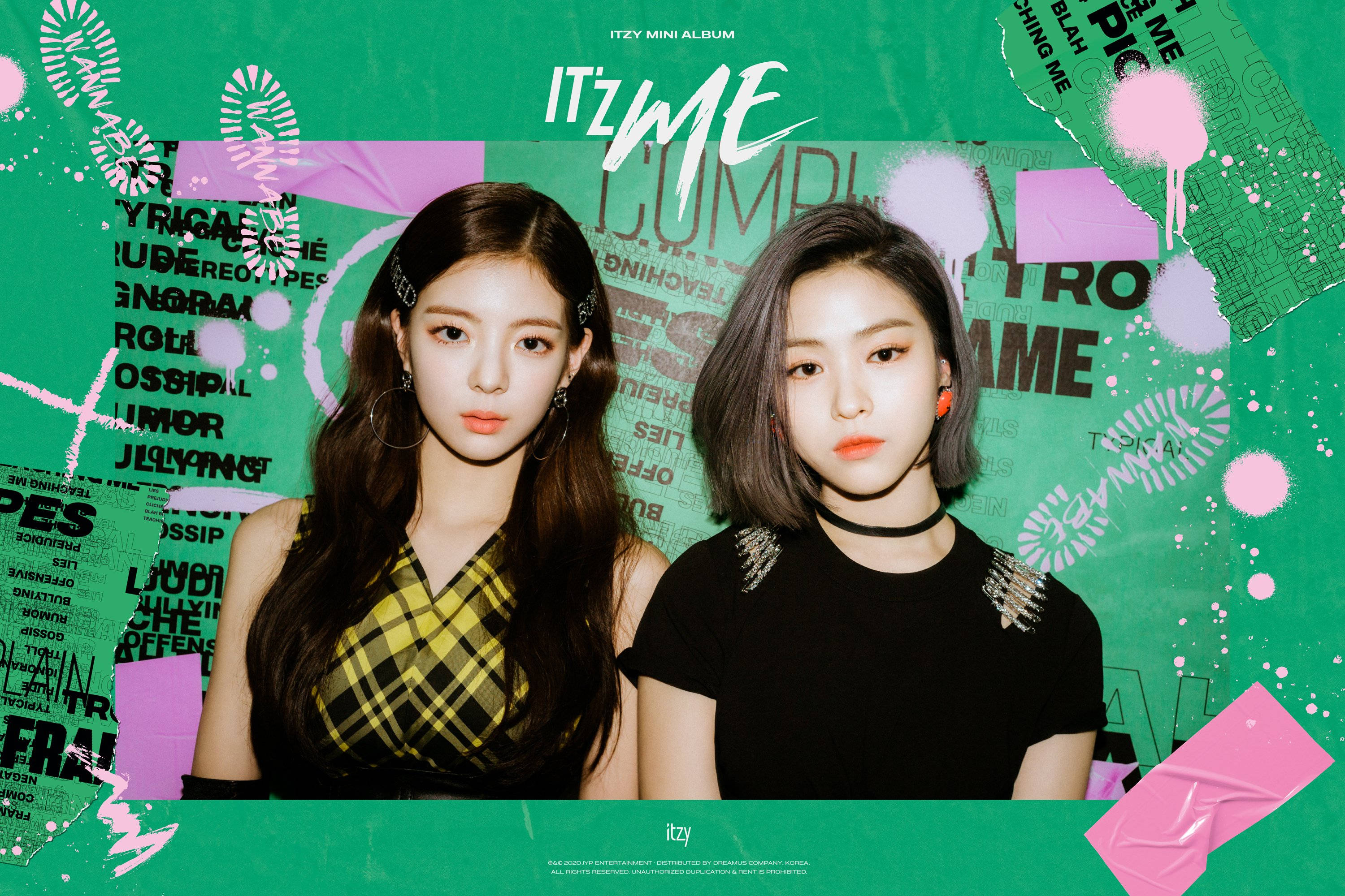 Lia 與 Ryujin IT'z Me 專輯封面壁紙 壁紙 — 兩位K-pop偶像喺一個充滿塗鴉同粉紅色濺污嘅鮮綠色牆前面擺甫士。