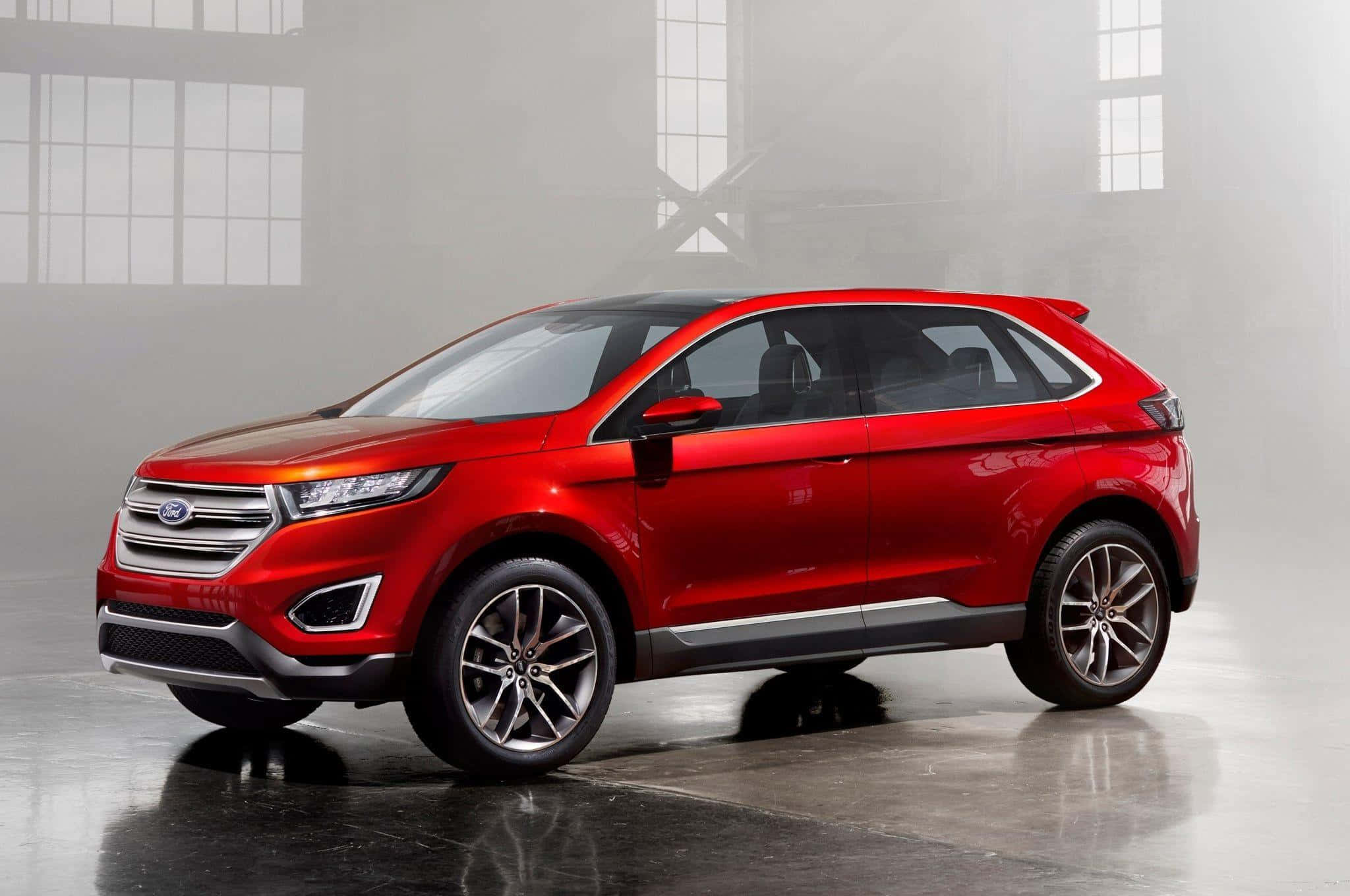 Ford Edge 桌布 壁紙 — 一輛亮紅色的福特SUV在霧氣瀰漫的工業攝影棚中，大窗戶將柔和光線投射在其流暢的曲線上。