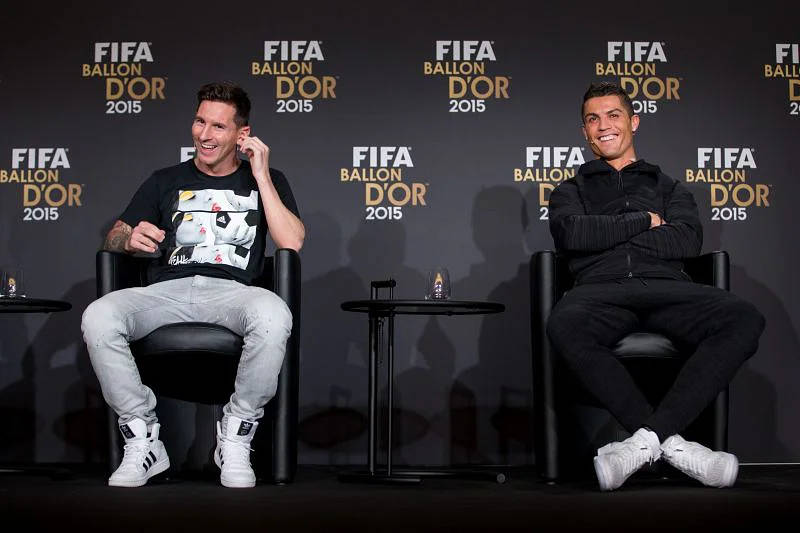 兩位足球員在FIFA Ballon d'Or 2015記者會上微笑。 — 梅西 壁紙