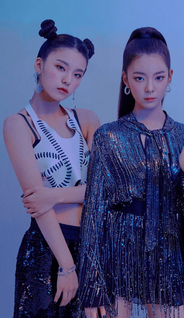 Lia與Yeji ITZY 壁紙 — 兩位時尚女性在冷色調的攝影棚燈光下，自信地穿著閃亮的藍色和白色服裝擺姿勢。