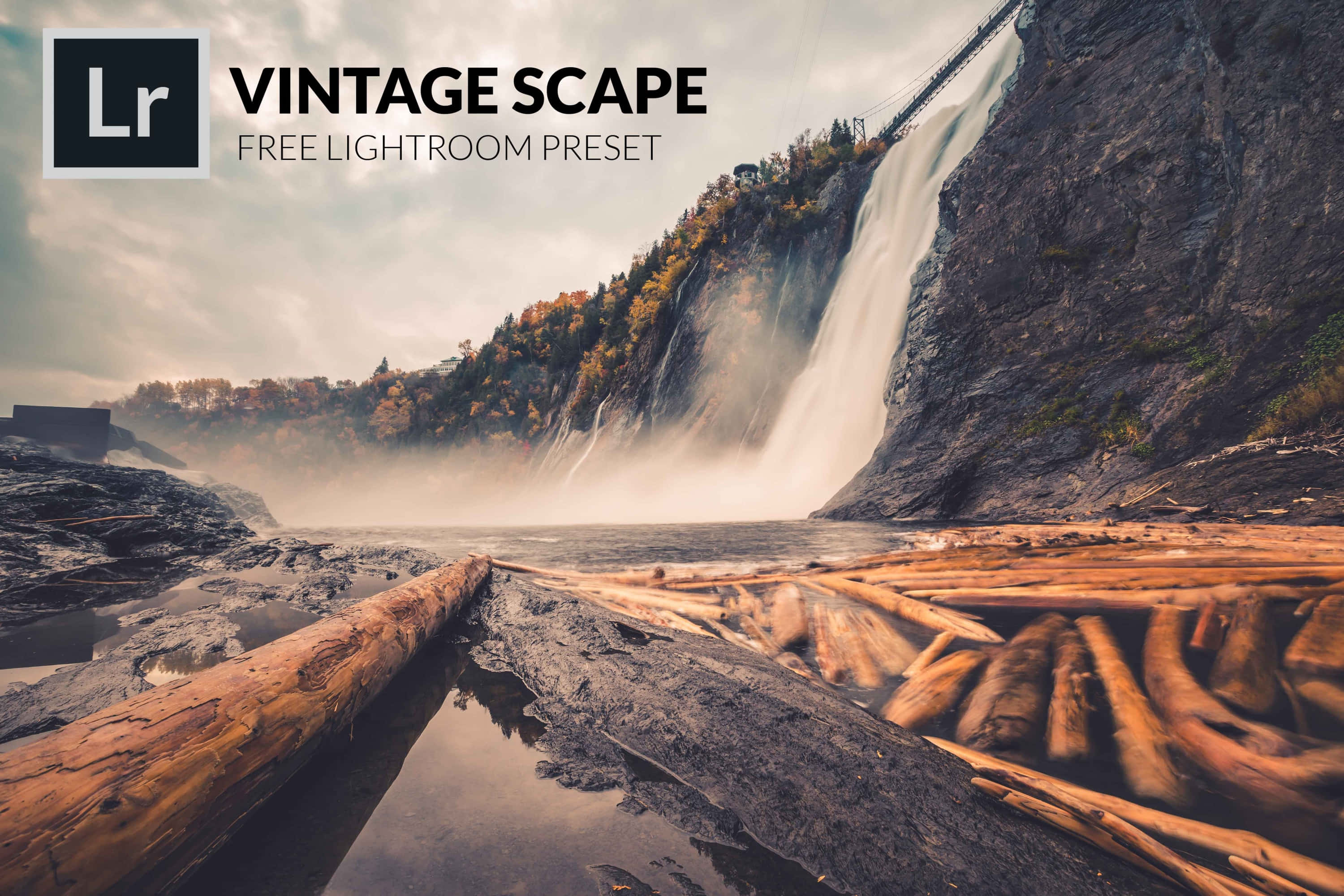 以 Lightroom 預設套件釋放你的創意 壁紙 — 一道雄偉的瀑布從岩石懸崖傾瀉而下，流入被秋樹和風化圓木環繞的霧濛濛河流。