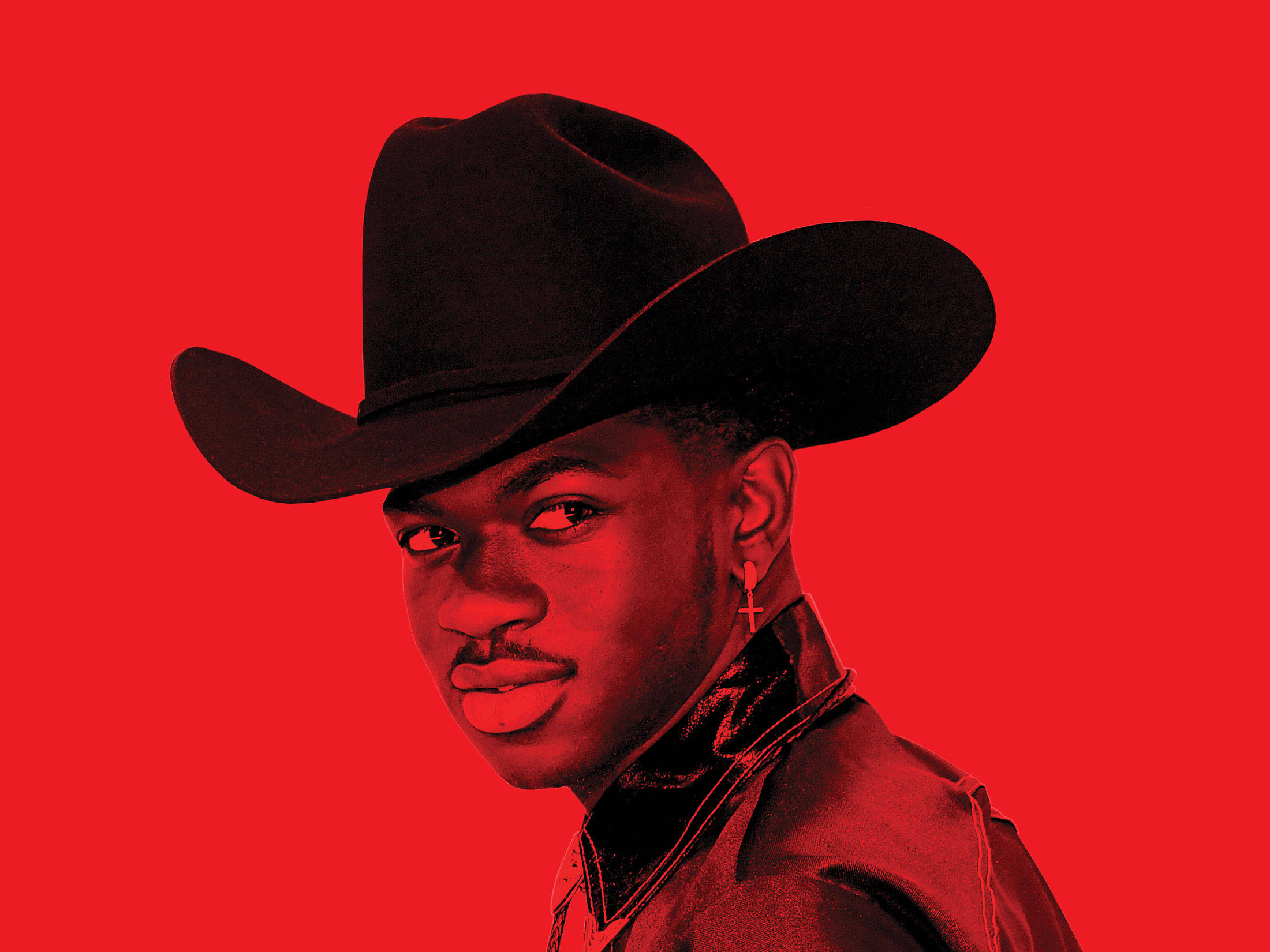Lil Nas X 紅色背景藝術 壁紙 — 一個戴黑色牛仔帽的年輕男子，戴著十字架耳環，在鮮紅色背景下強烈凝視。