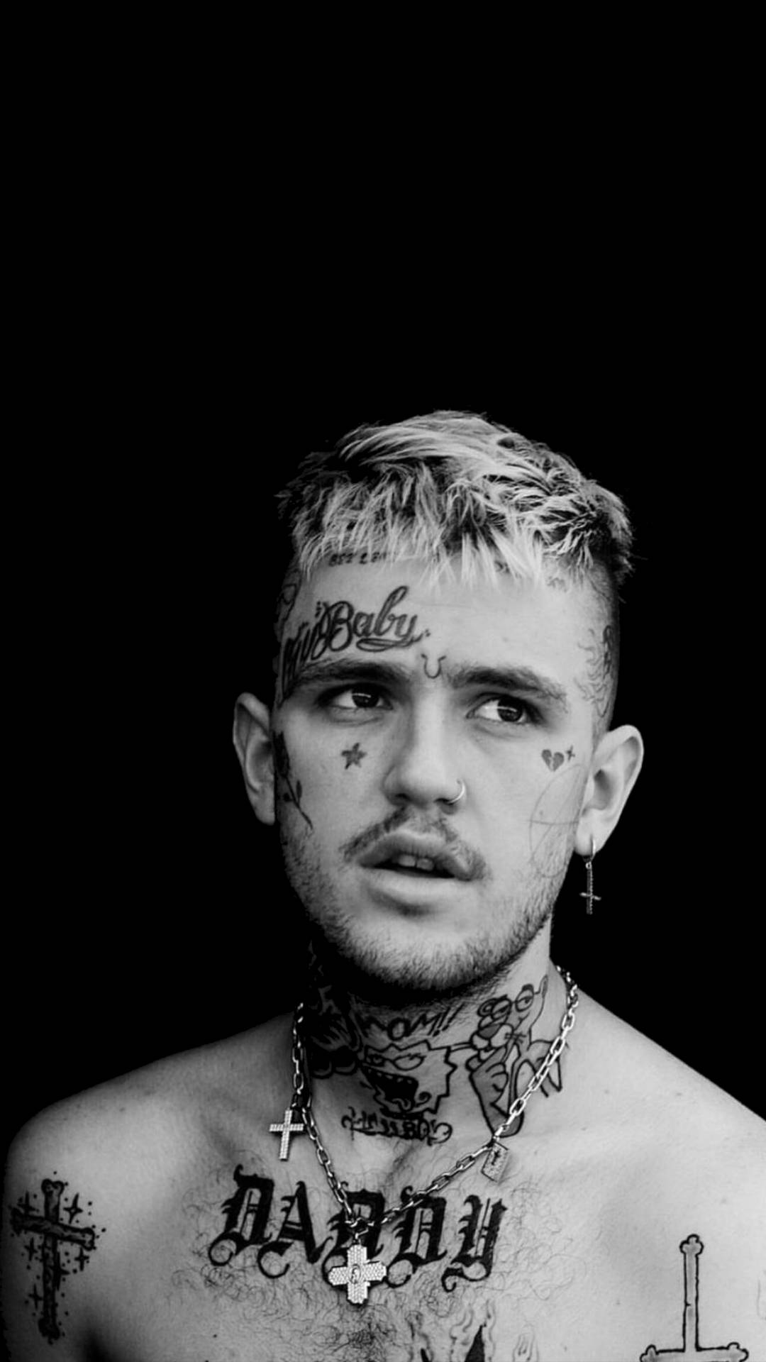 Lil Peep 黑白半裸肖像 壁紙 — 一個黑白肖像，展示一個剃光頭、有面部穿孔的紋身男子，背景為深色。