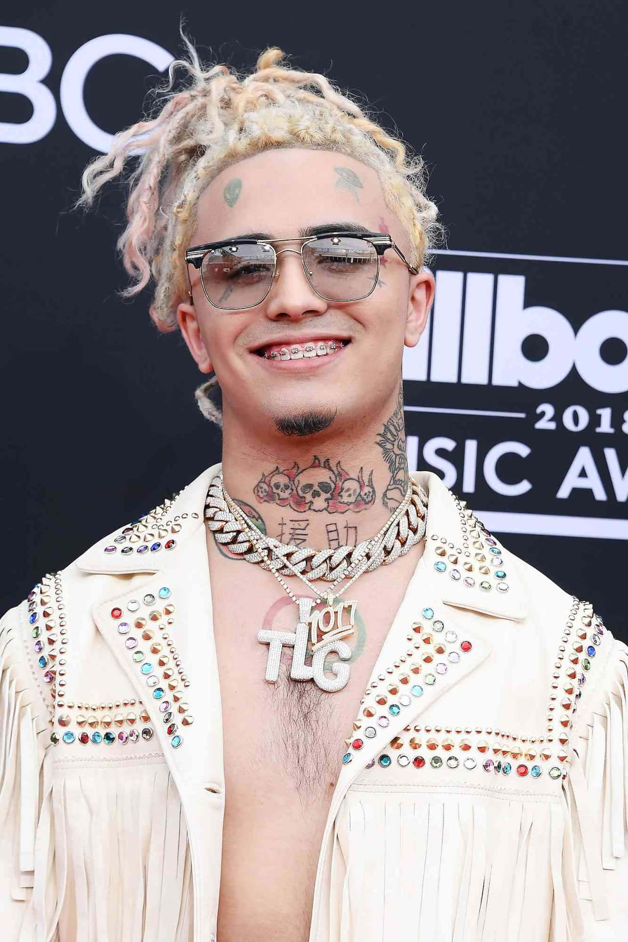 在Billboard音樂獎上，帶有紋身和鉚釘外套的音樂人。