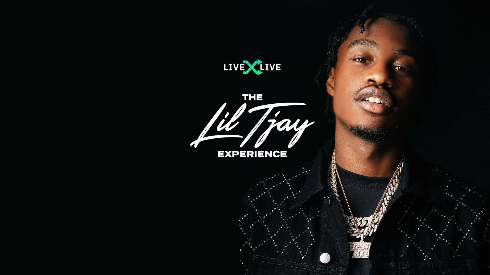Lil Tjay 桌布 壁紙 — Lil Tjay 喺黑色背景前自信嘅肖像，帶有發光文字，用於佢嘅現場體驗活動。