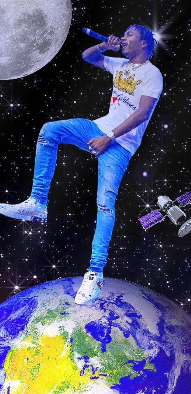 Lil Tjay 太空藝術 壁紙 — 一個藍色頭髮嘅饒舌歌手喺發光嘅地球上面饒舌，喺一個巨大嘅月亮下面，周圍有星星同衛星。