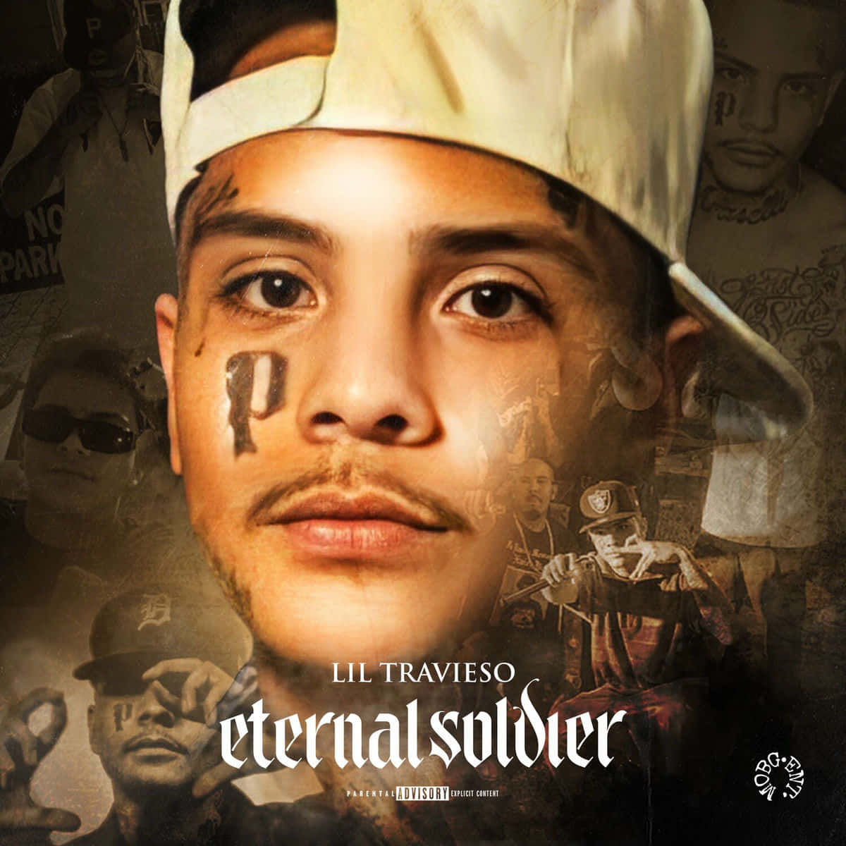 壁紙 — Lil Travieso 嘅粗獷肖像，面頰上有個「P」紋身，周圍係佢自己喺城市環境中褪色嘅重疊影像。