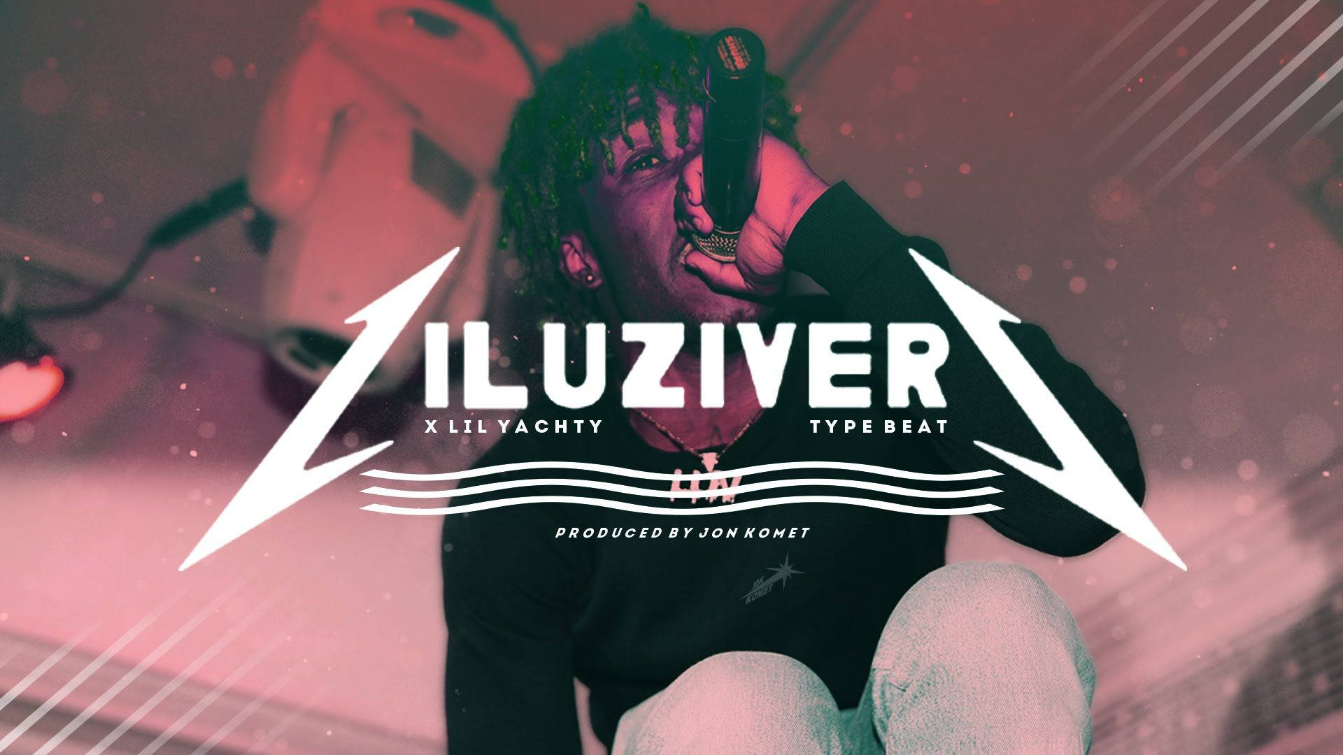 Lil Uzi Vert 演唱會現場表演 壁紙 — 一位梳著辮子的說唱歌手在粉紅色和紅色舞台燈光下拿著麥克風，並帶有粗體白色文字疊加。