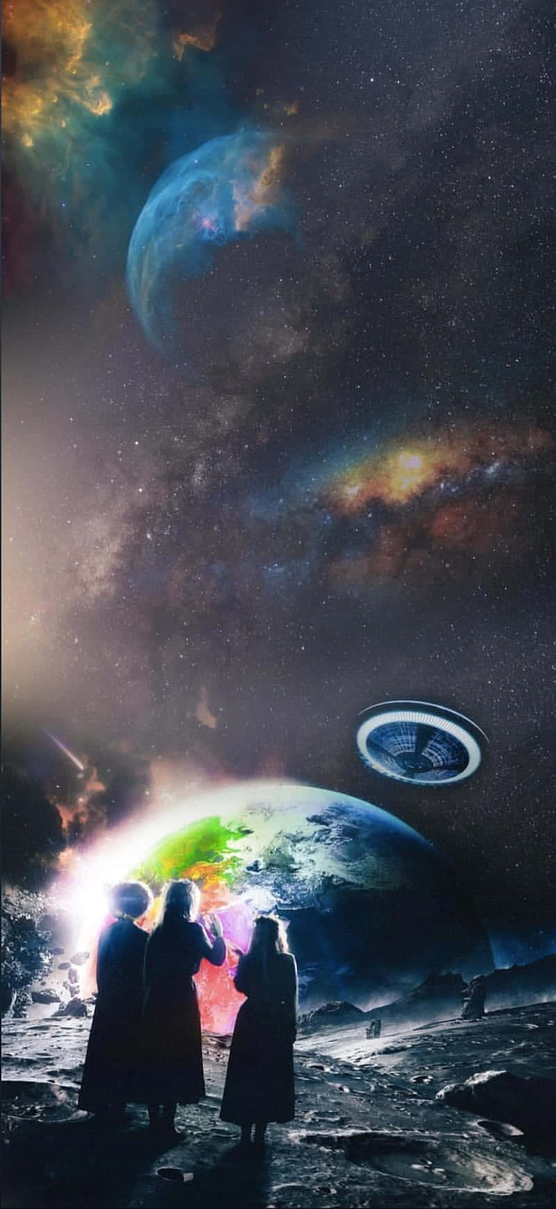 三個人站在岩石表面上，看著一個UFO在太空中一顆發光行星附近盤旋。