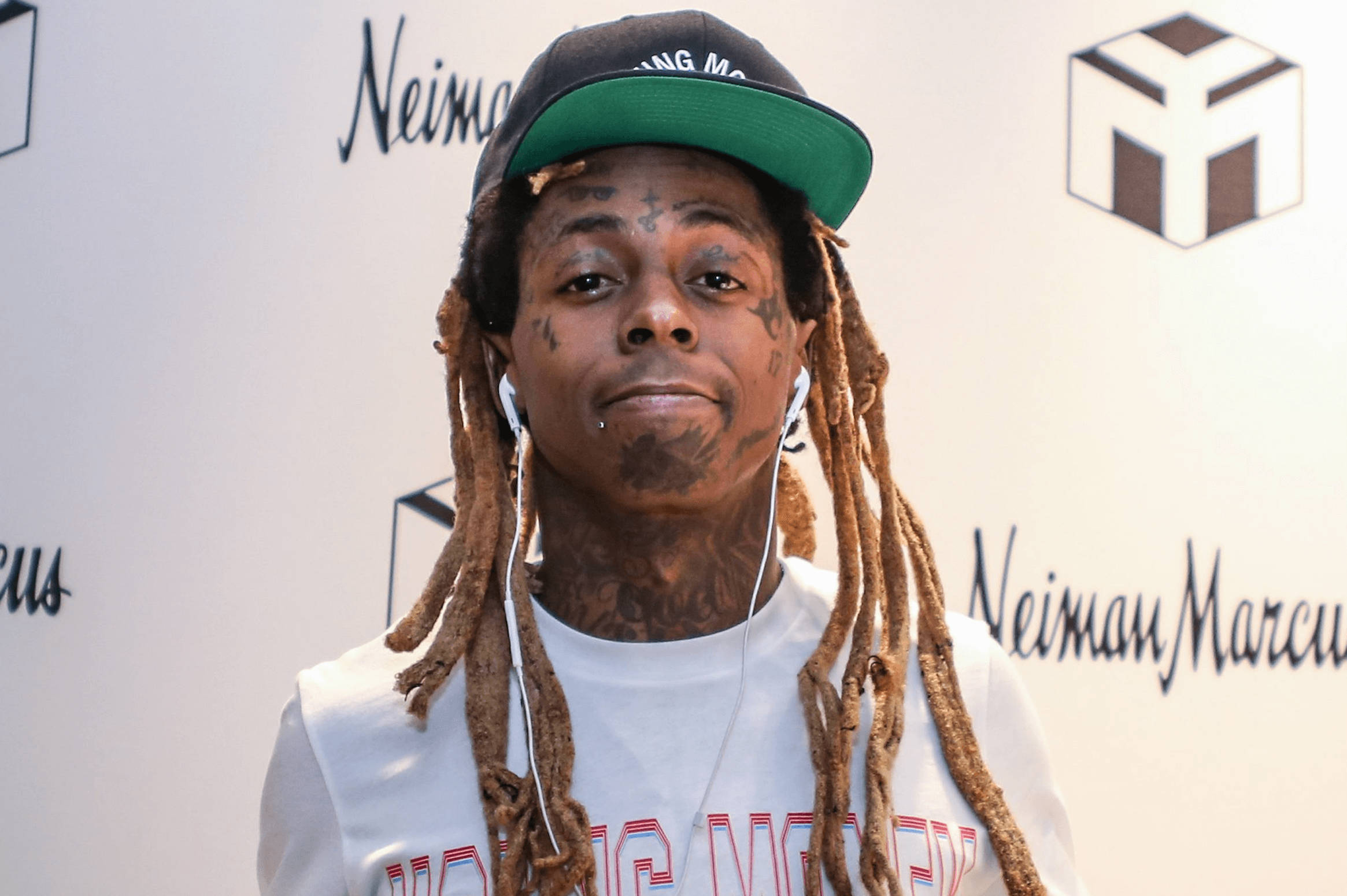 Lil Wayne 拍賣帽 壁紙 — 一名留著辮子頭和紋身的男子在尼曼·馬庫斯活動中戴著綠色帽子、穿著白色襯衫。