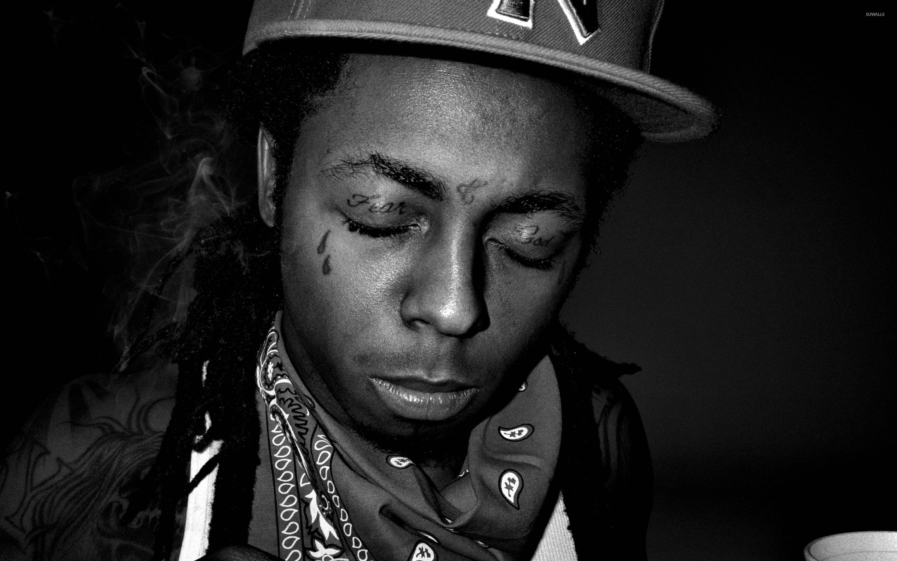 Lil Wayne 眼睛閉著 壁紙 — 一個有紋身和頭巾的男人在昏暗燈光下吸煙的黑白肖像。