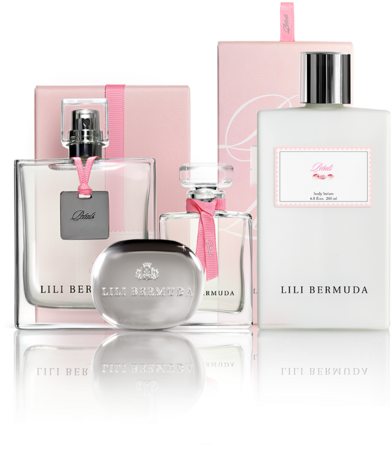 Lili Bermuda香水系列 壁紙 — 優雅的Lili Bermuda香水系列，粉紅色和白色的瓶子和盒子排列在反光表面上。