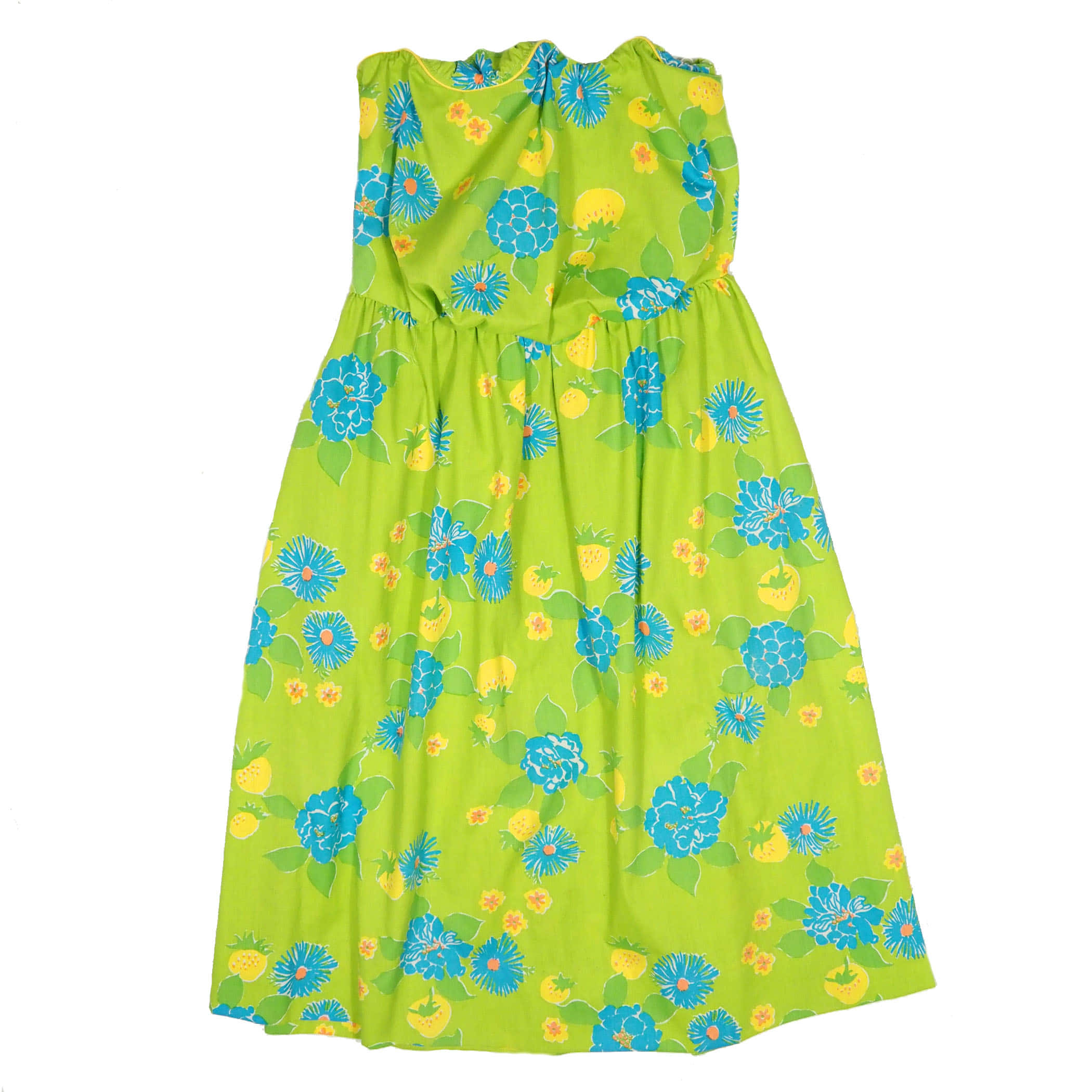 以 Lilly Pulitzer 的大膽圖案與風格展現自我個性 壁紙 — 一件充滿活力的青檸綠色無袖連衣裙，在白色背景上飾有大膽的藍色和黃色花卉圖案。