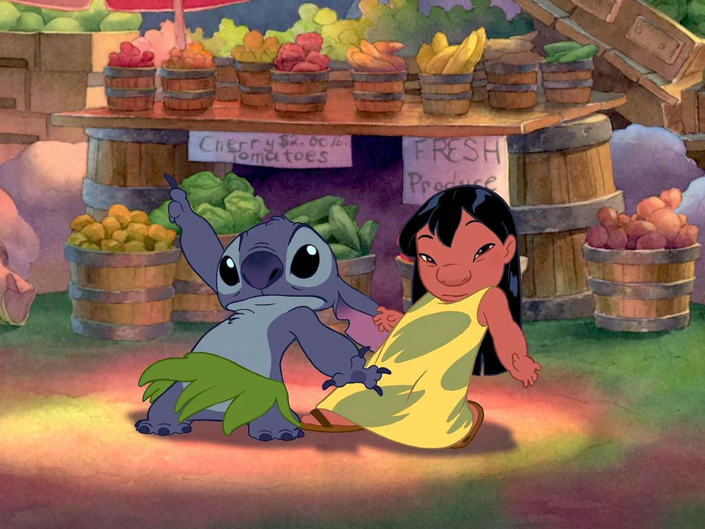 莉洛與史迪奇 桌布 壁紙 — Lilo 和 Stitch 喺溫暖陽光下，開心噉坐喺一個色彩繽紛、放滿一籃籃新鮮農產品嘅水果攤旁邊。