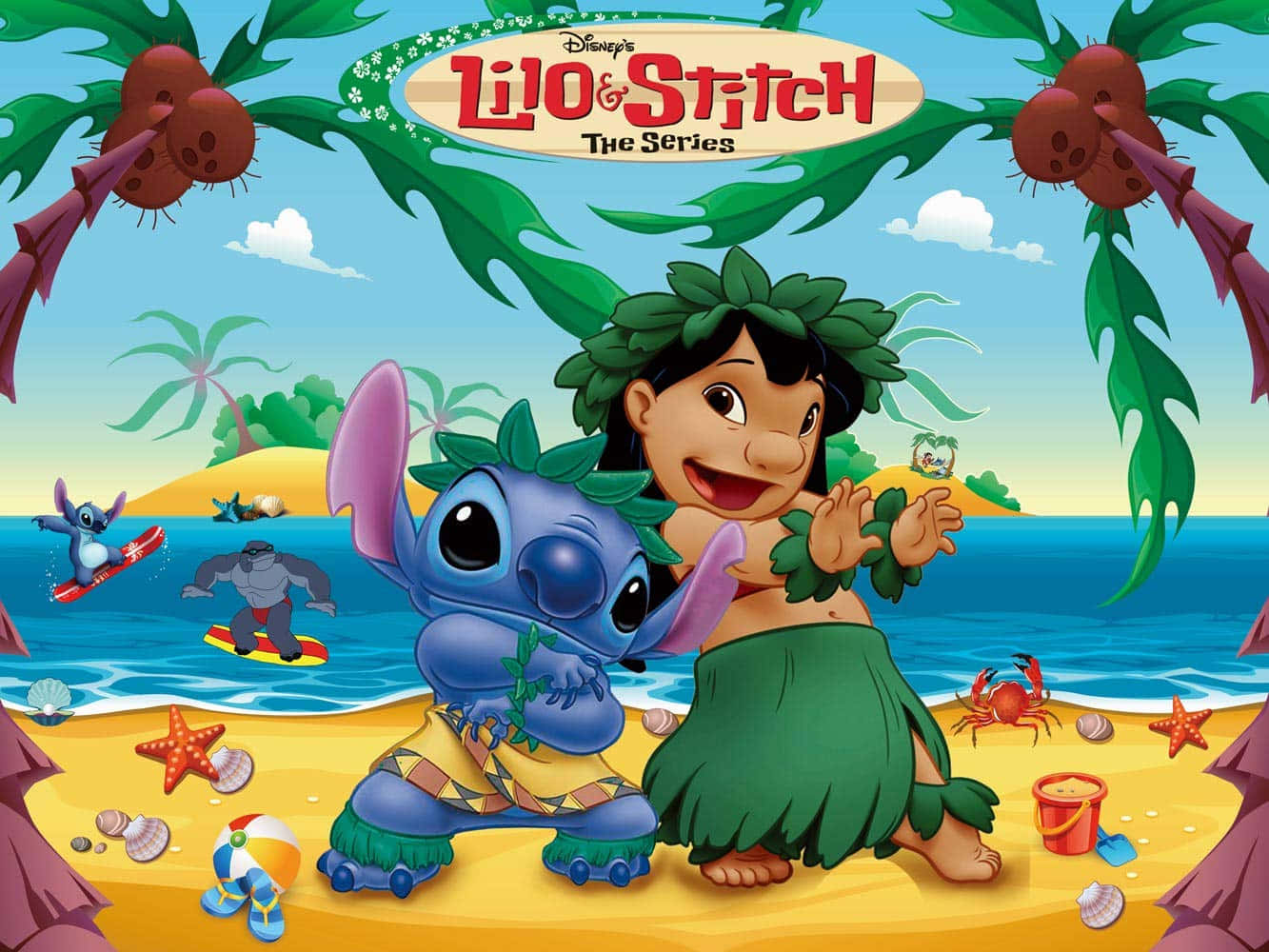 莉洛與史迪奇 桌布 壁紙 — Lilo 和 Stitch 在夏威夷享受陽光明媚的海灘日，周圍有棕櫚樹、衝浪板和熱帶海洋生物。