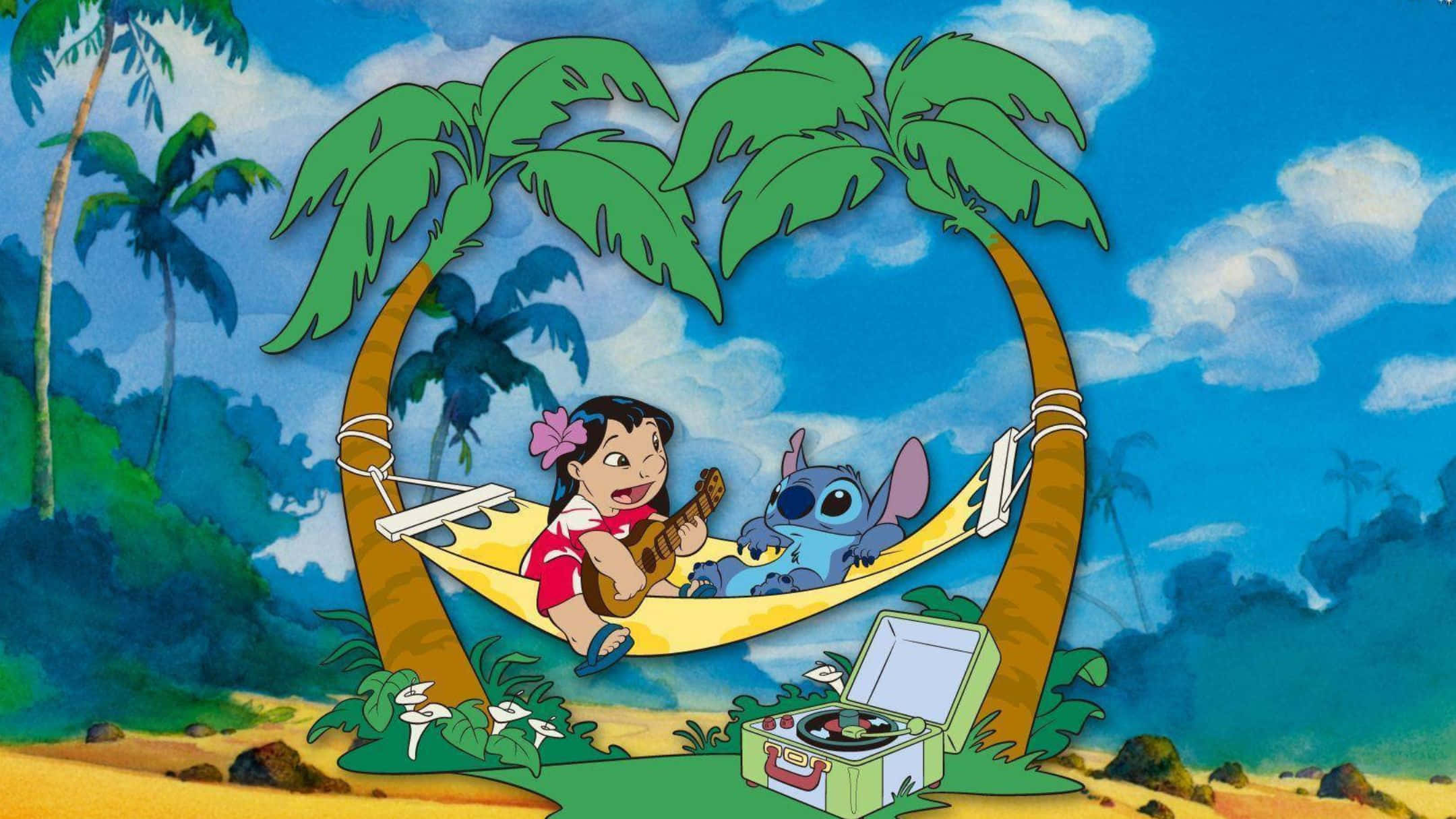 莉洛與史迪奇 桌布 壁紙 — Lilo 和 Stitch 在陽光普照的熱帶海灘上，在棕櫚樹之間的吊床上放鬆，旁邊有一個手提音響。