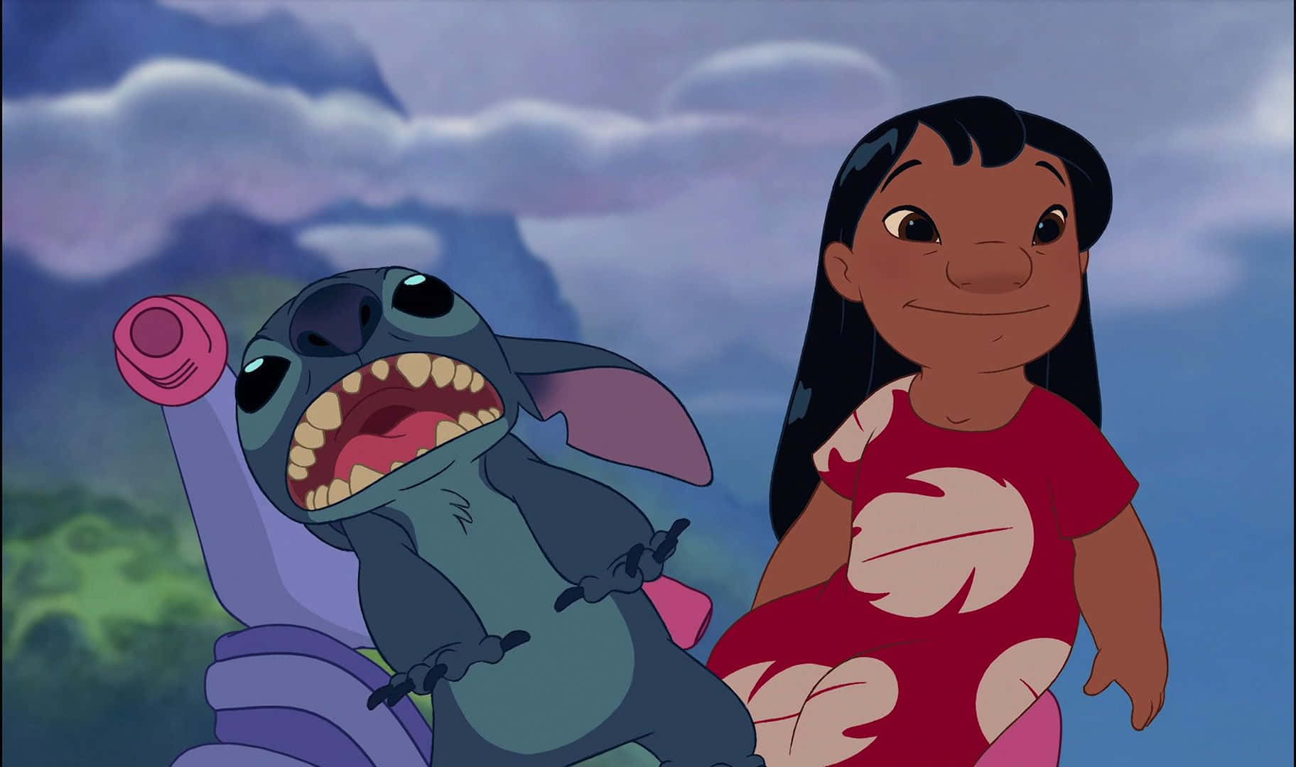 莉洛與史迪奇 桌布 壁紙 — Lilo 與 Stitch 在陰天共享歡樂時刻，Stitch 頑皮地拿著一個粉紅色物體。