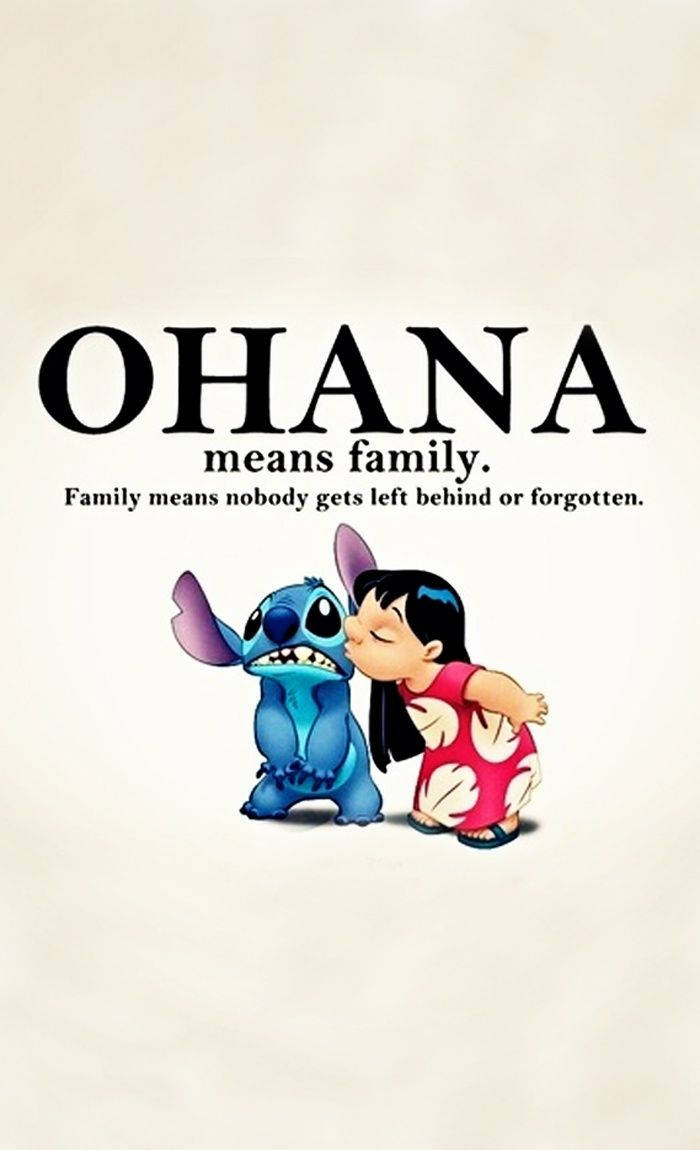 cute stitch iPhone 桌布 壁紙 — Lilo 親吻 Stitch，粗體文字在奶油色背景上宣告「Ohana 意味著家庭」。