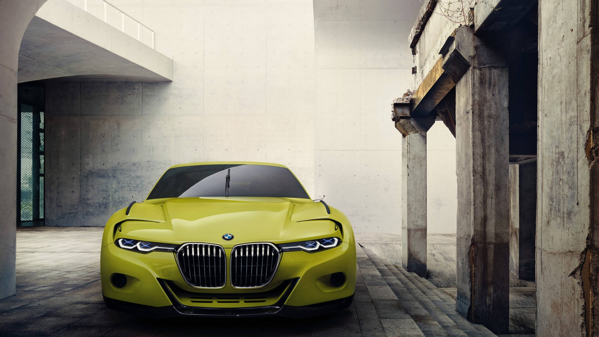 現代混凝土庭院中的青檸綠色BMW概念車。